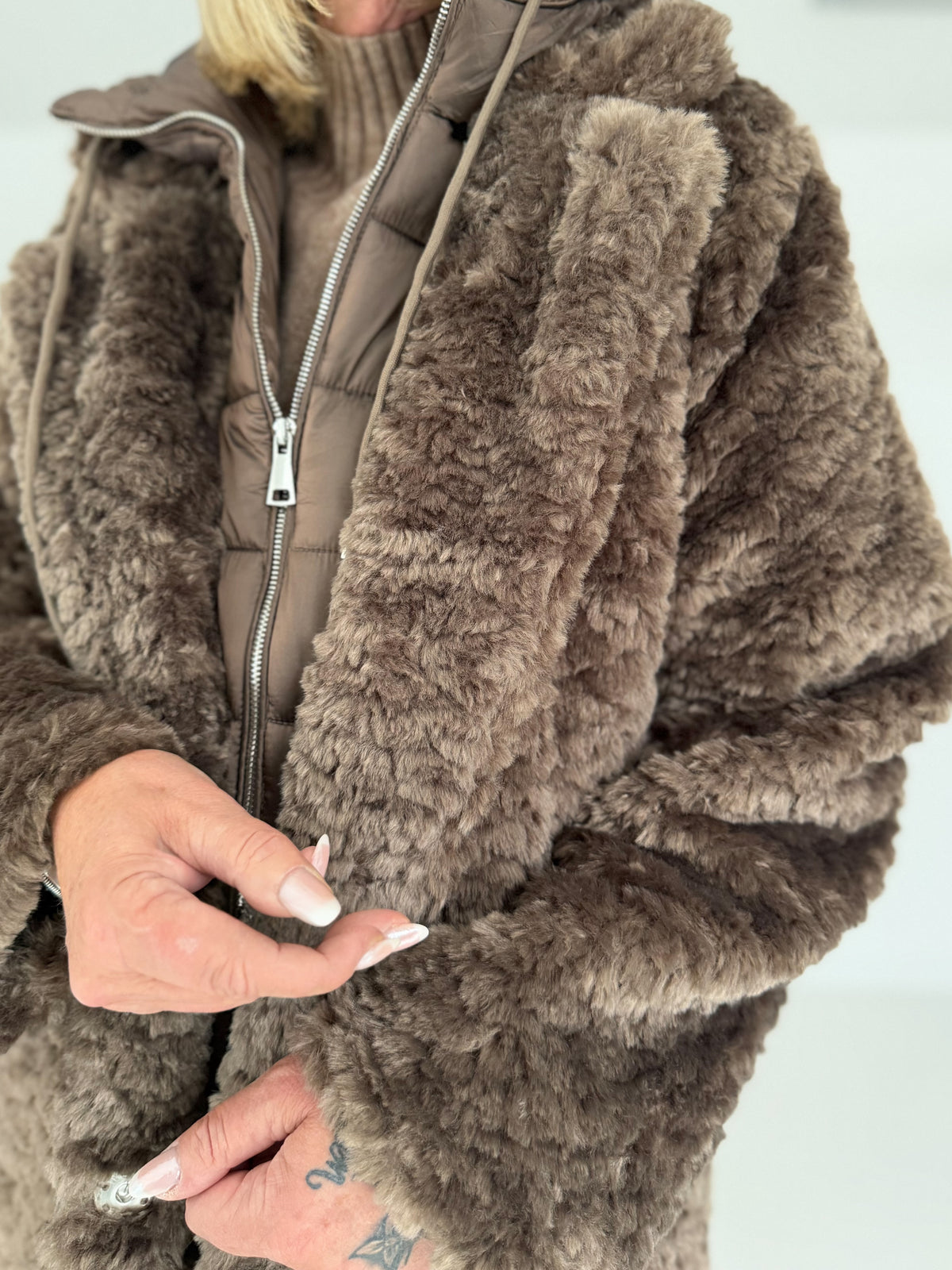 Kuscheliger Mantel mit abnehmbarem Westeneinsatz - taupe