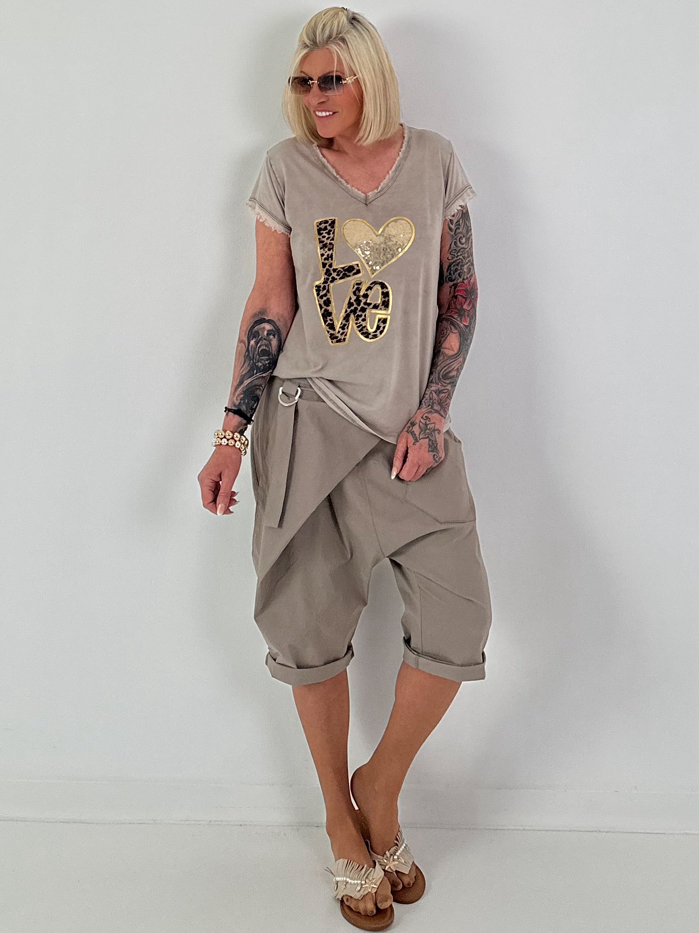 T-Shirt Love mit Leo- und Paillettendetails - taupe