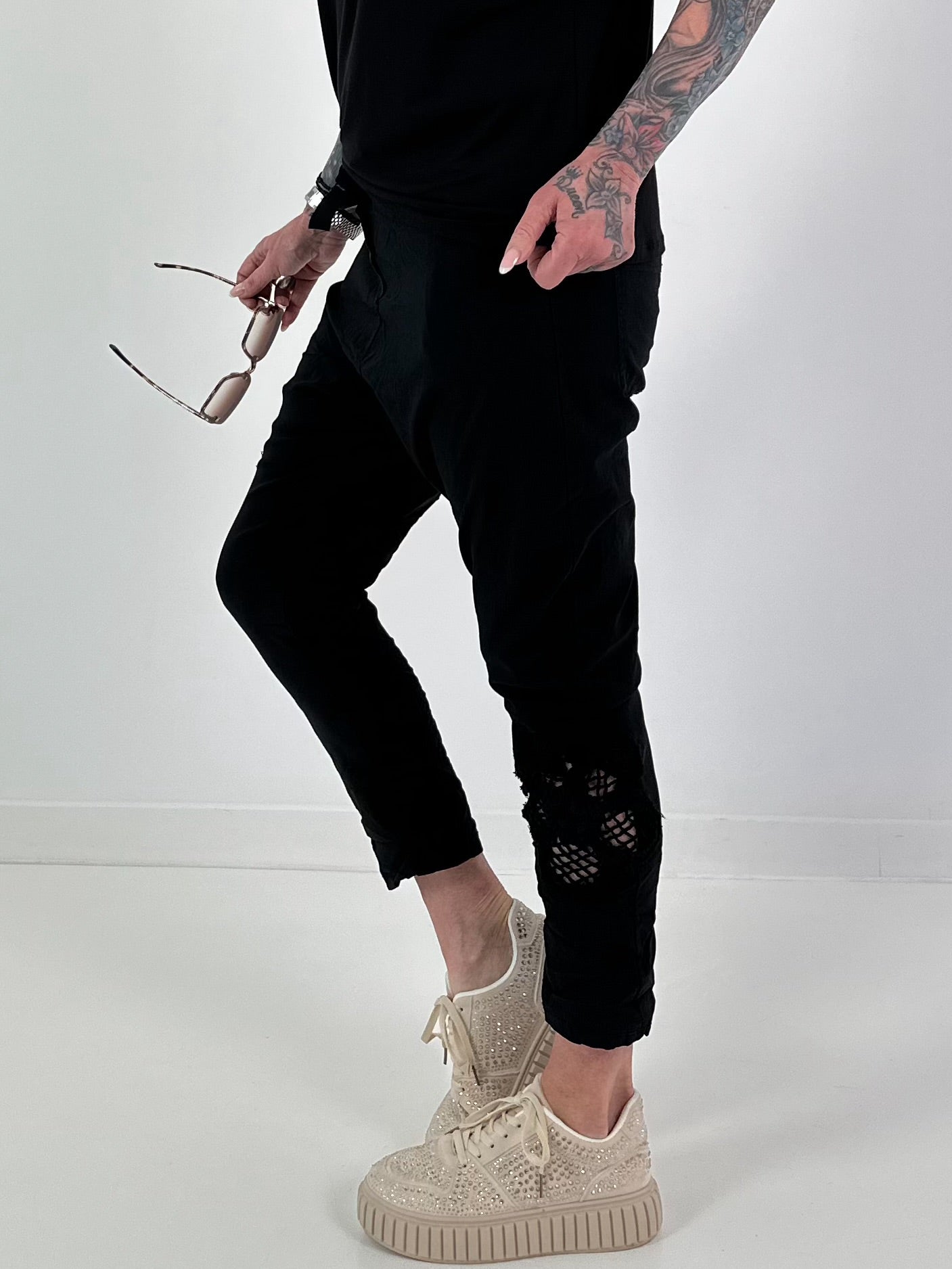 Baggy/Boyfriend Hose mit seitlichen Häkelblumen - schwarz