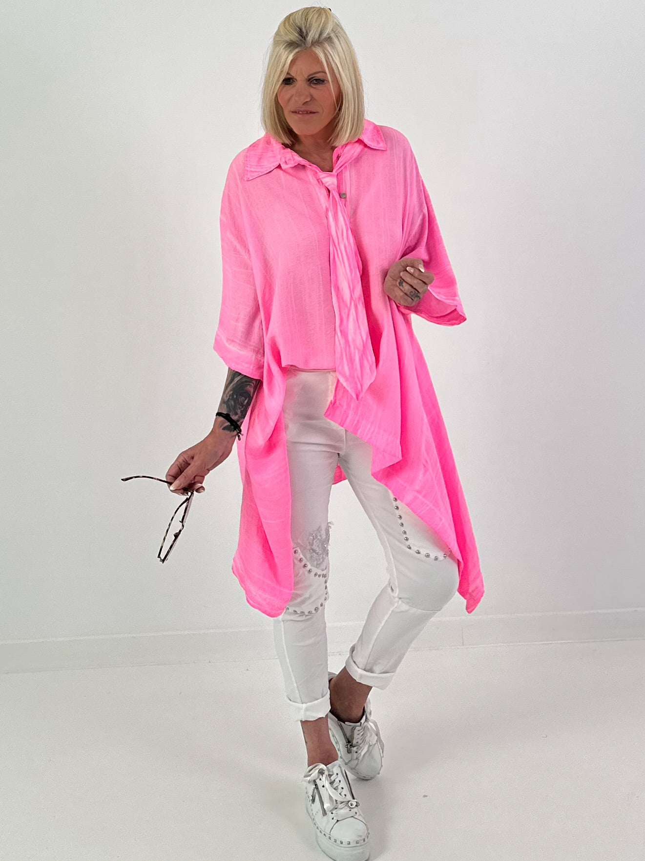 Oversized Bluse asymmetrisch mit Krawatte - neonpink