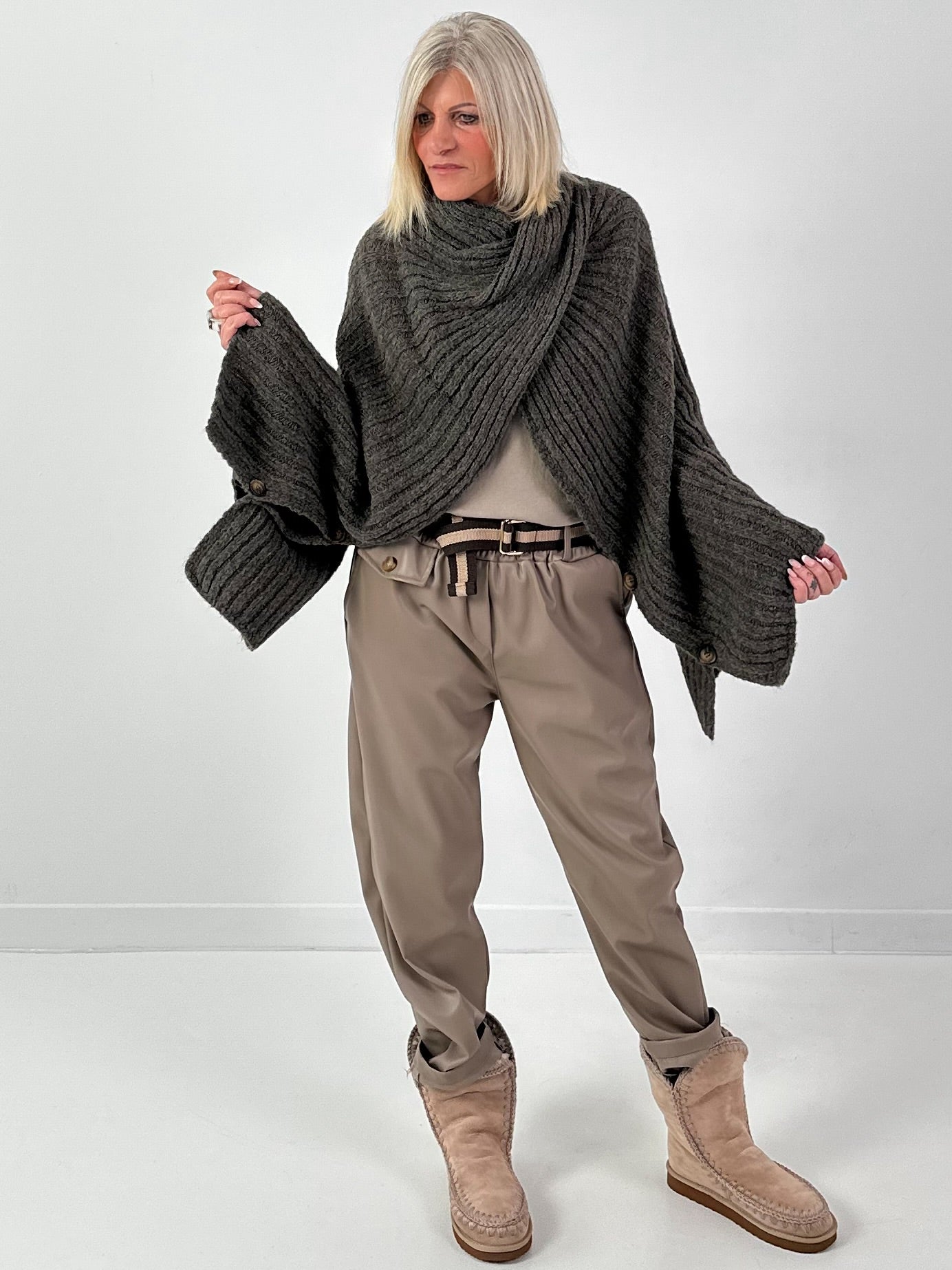 Poncho Pullover Model "Soul Warmer" - taupe