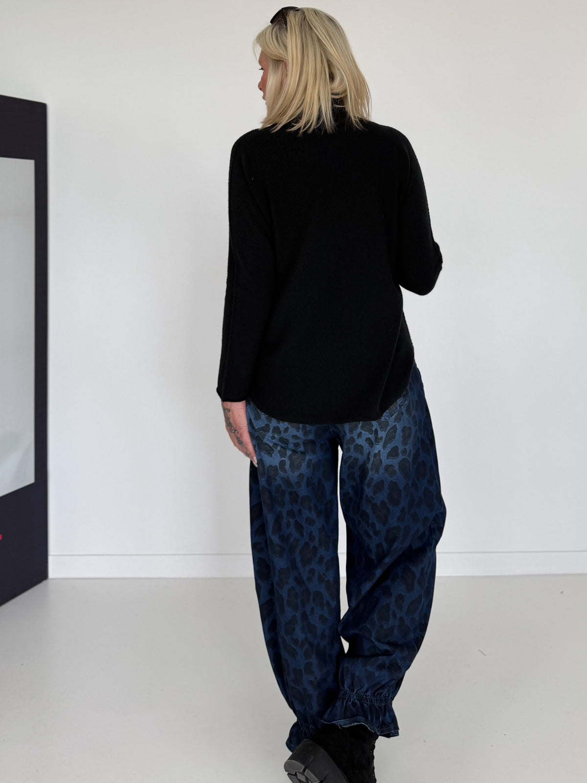 Jeans-Pumphose im Allover-Leoprint mit Gürtel - dark-denim
