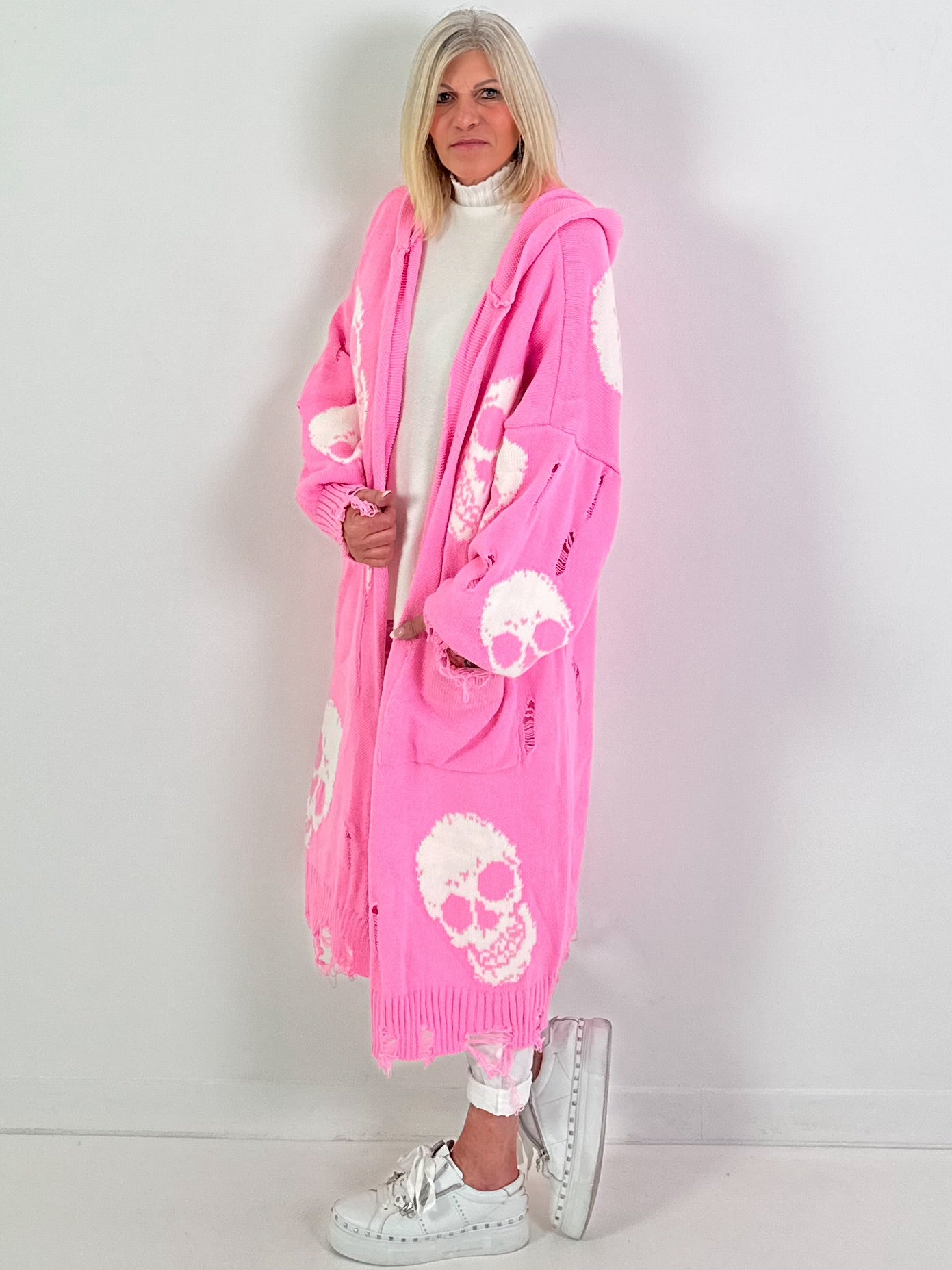 Oversized Strickmantel mit Kapuze Modell "Skull" - rosa-weiss