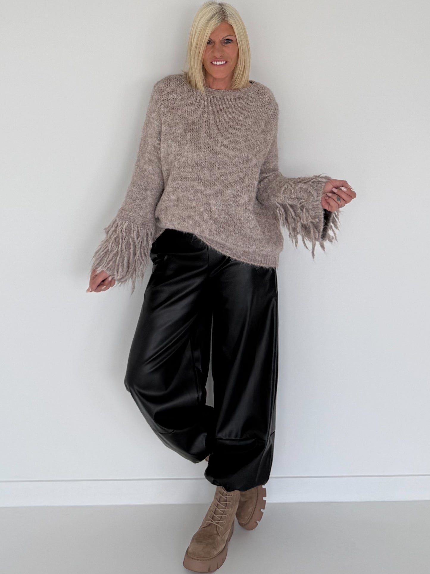 Kuschliger Pullover mit Fransen-Details - taupe