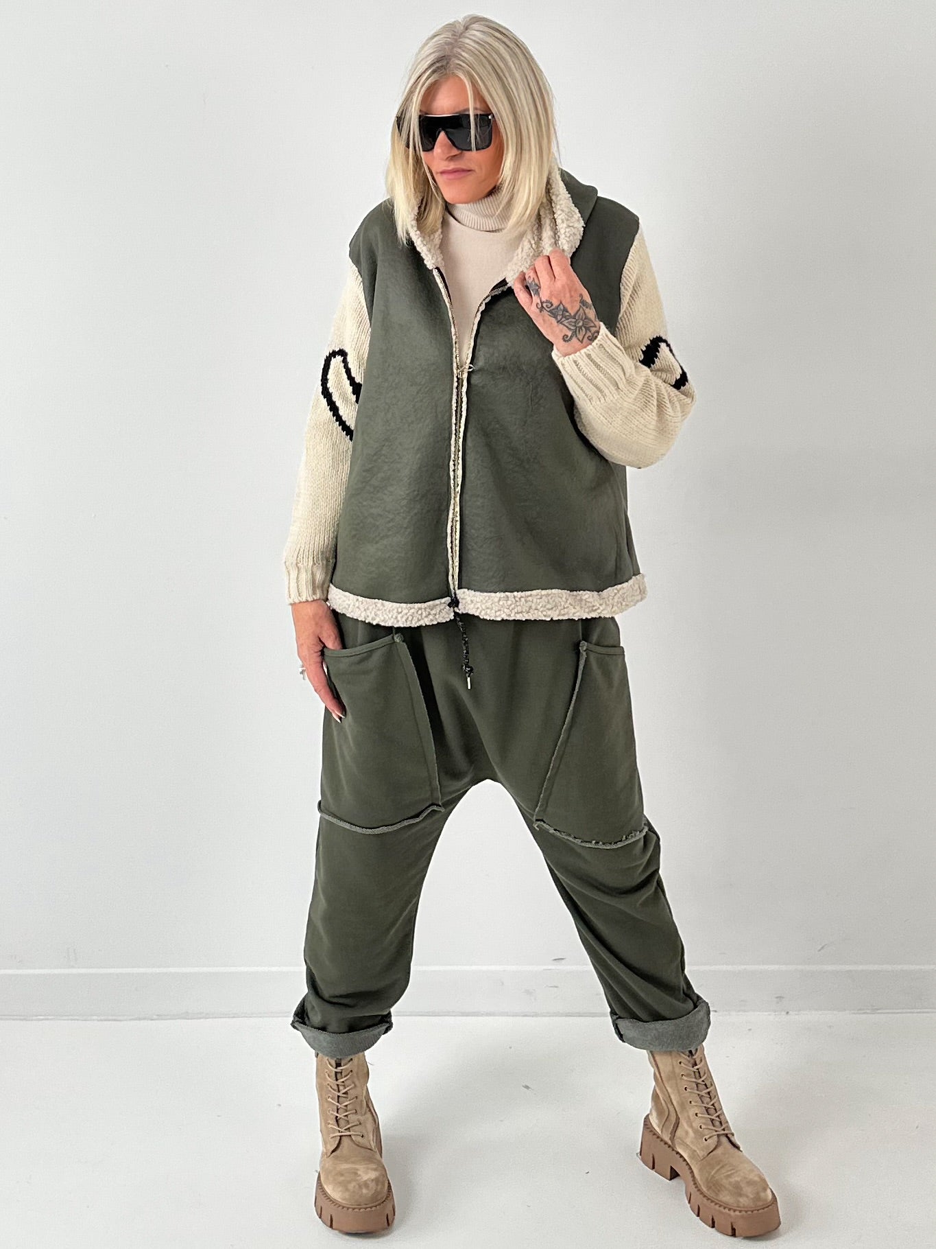 Imitatie lamsnappajas met gebreide mouwen model "Jana" - olijfgroen