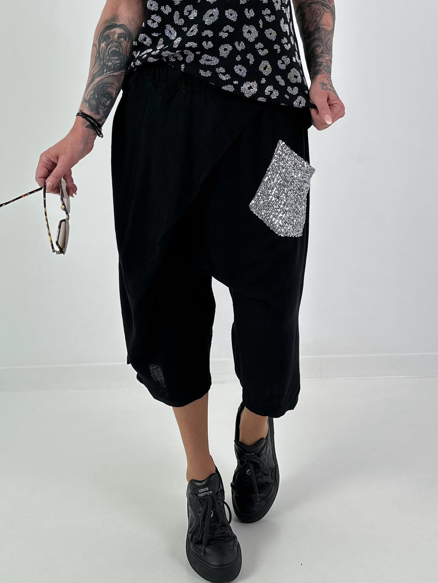 Kurze Leinen Baggy mit Überwurf und Paillettendetails - schwarz