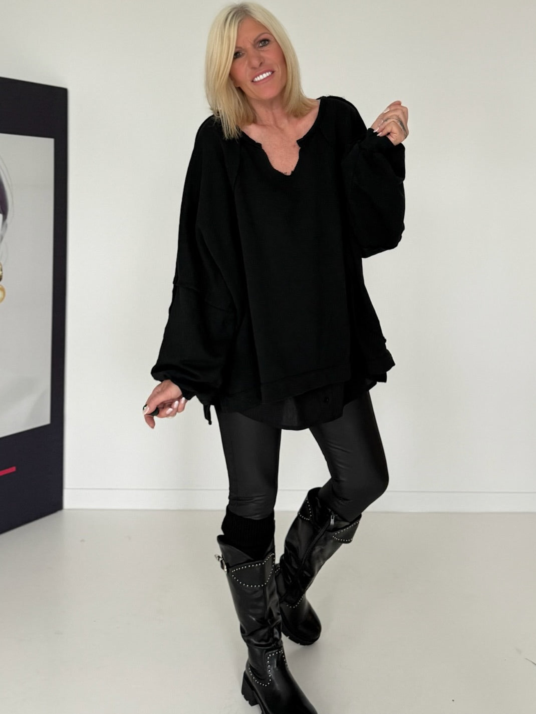 Oversized Sweater mit V-Neck und Inside-Out-Nähten - schwarz ( lieferbar ab ca. 16.10.26)