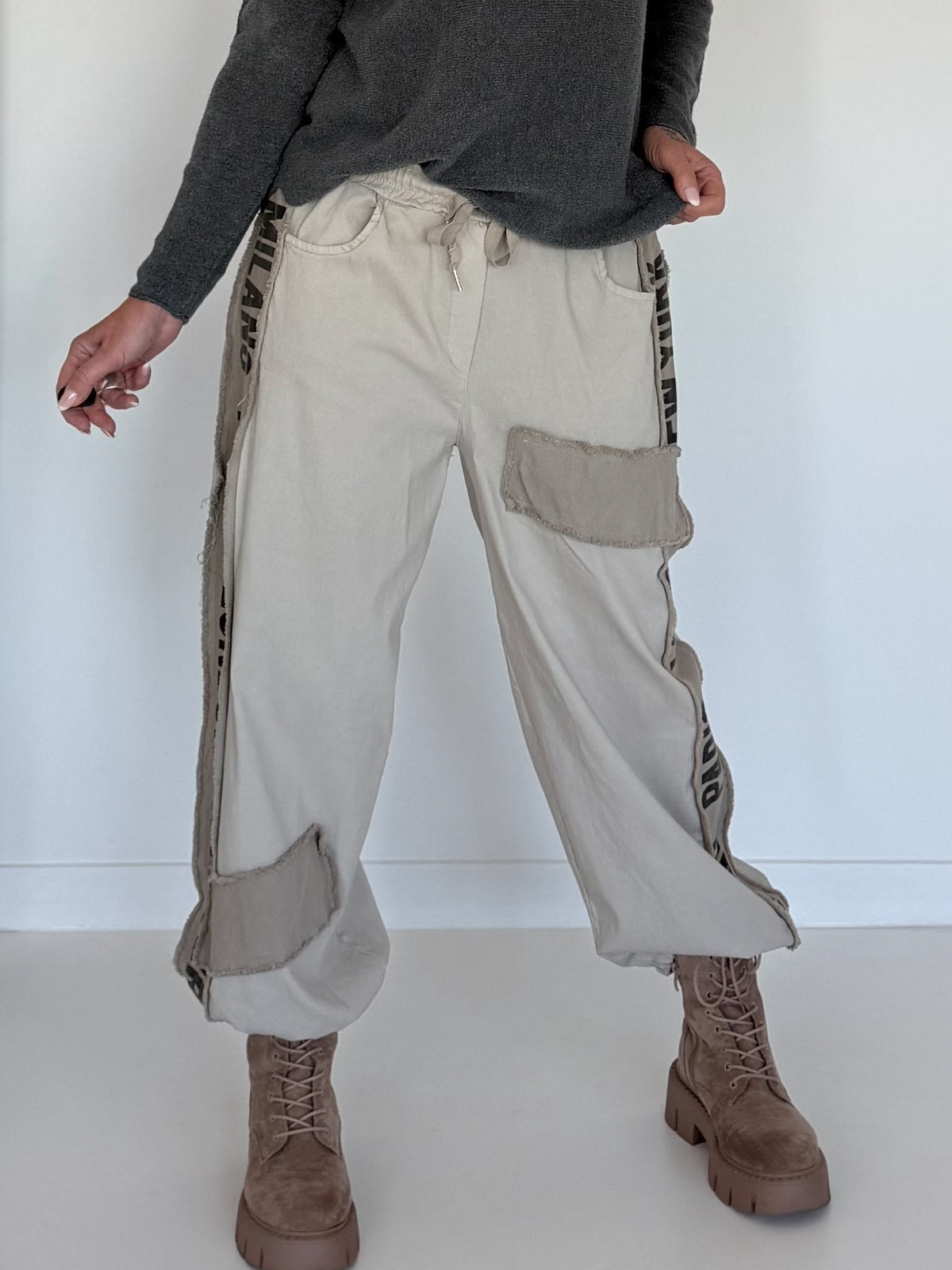 Hose mit City-Statement-Print - beige