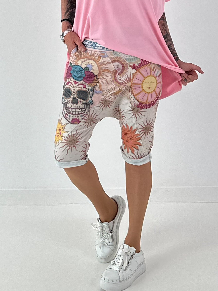 Kurze Baggy mit Skull-Print - mehrfarbig