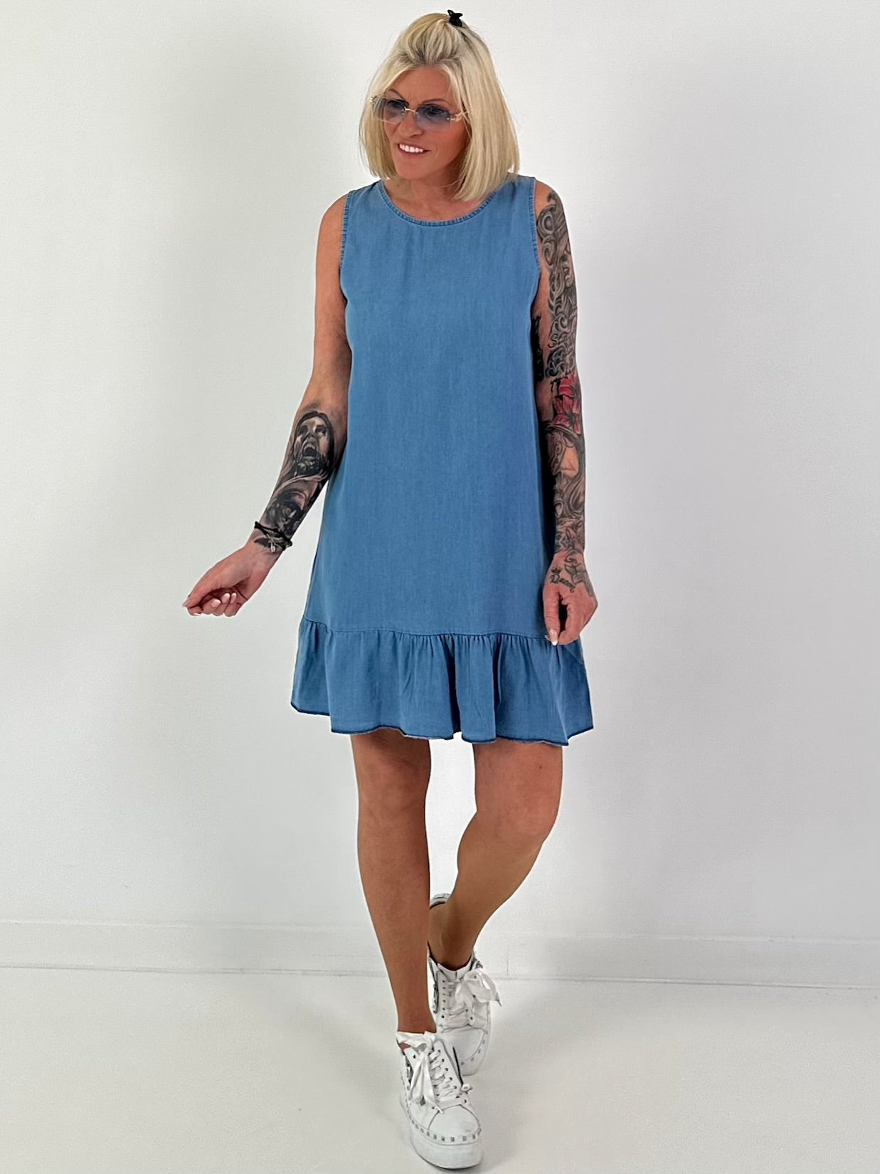 Light denim dress with flounce - blue
