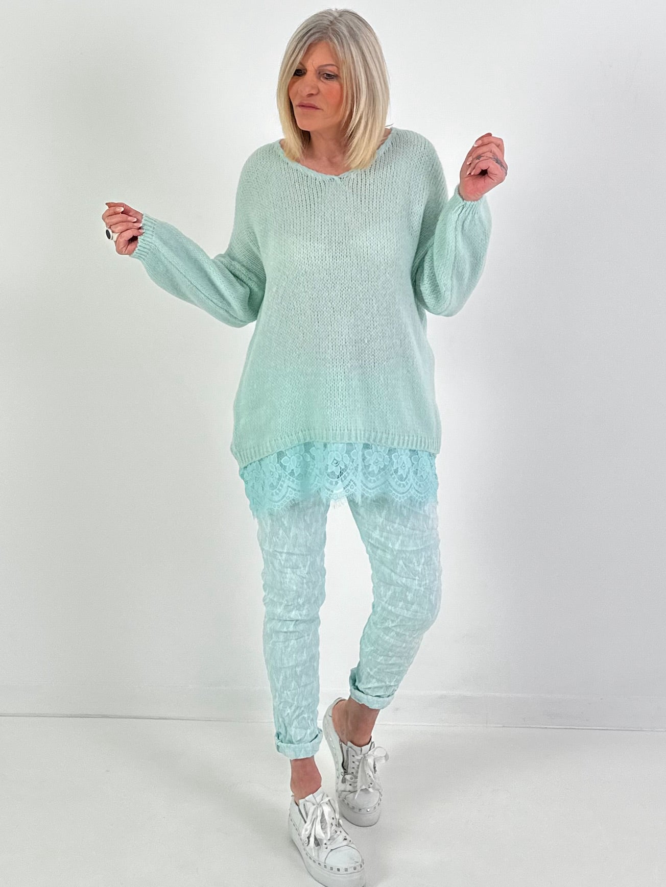 Pullover mit Spitzenrüsche - mint