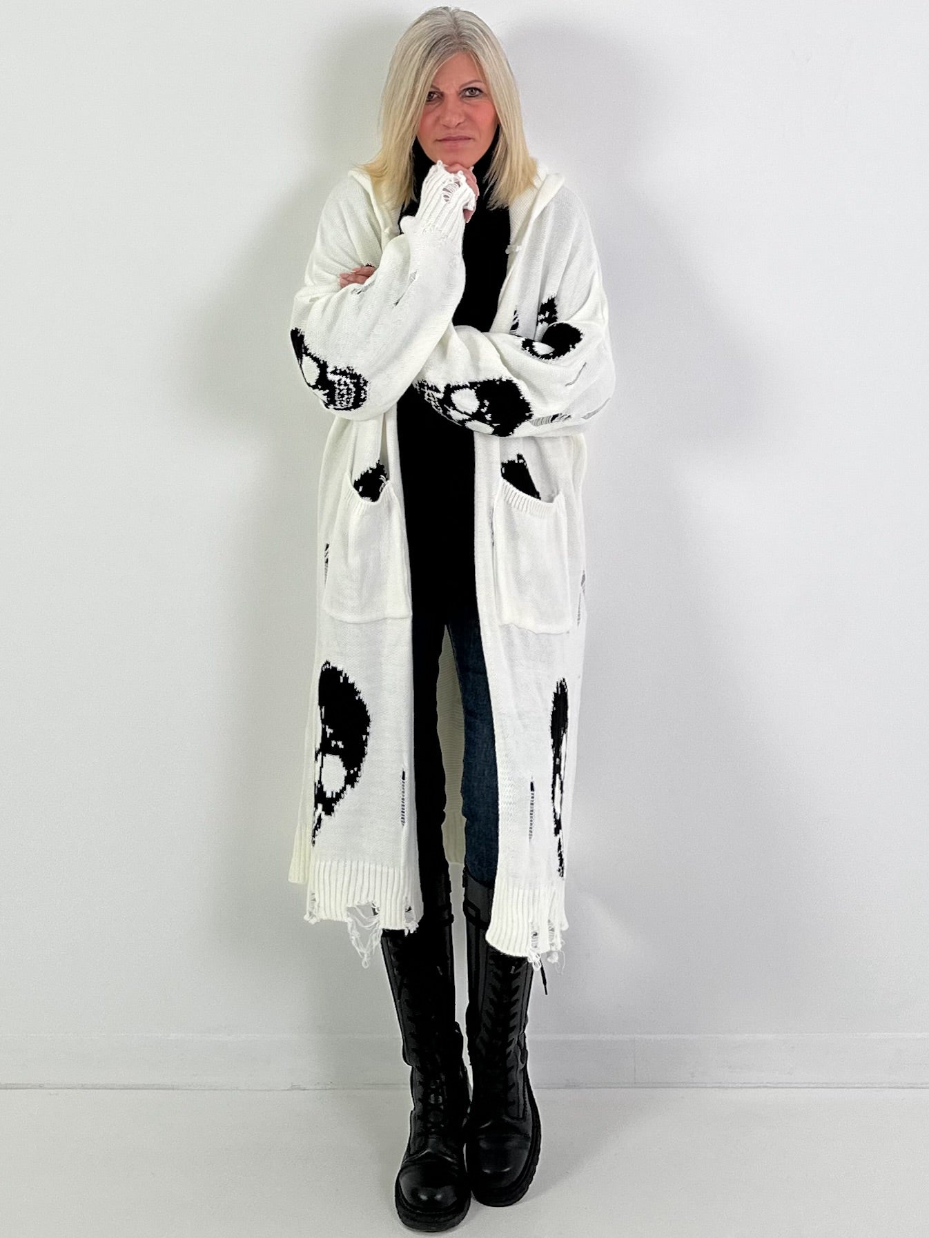 Oversized Strickmantel mit Kapuze Modell "Skull" - weiss-schwarz ( lieferbar ab ca. 13.12.25)
