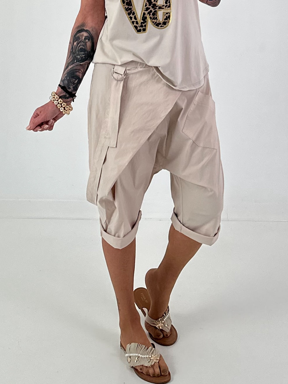 Short baggy shorts with overlap - beige