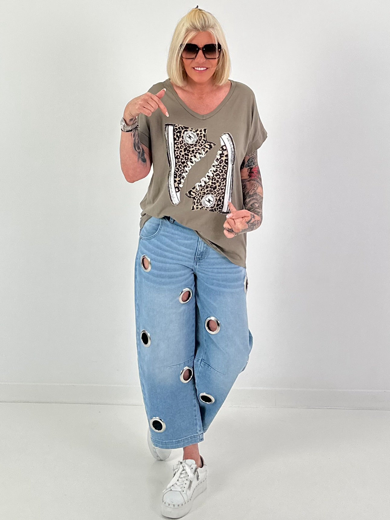 T-Shirt mit Leo Schuhprint - taupe