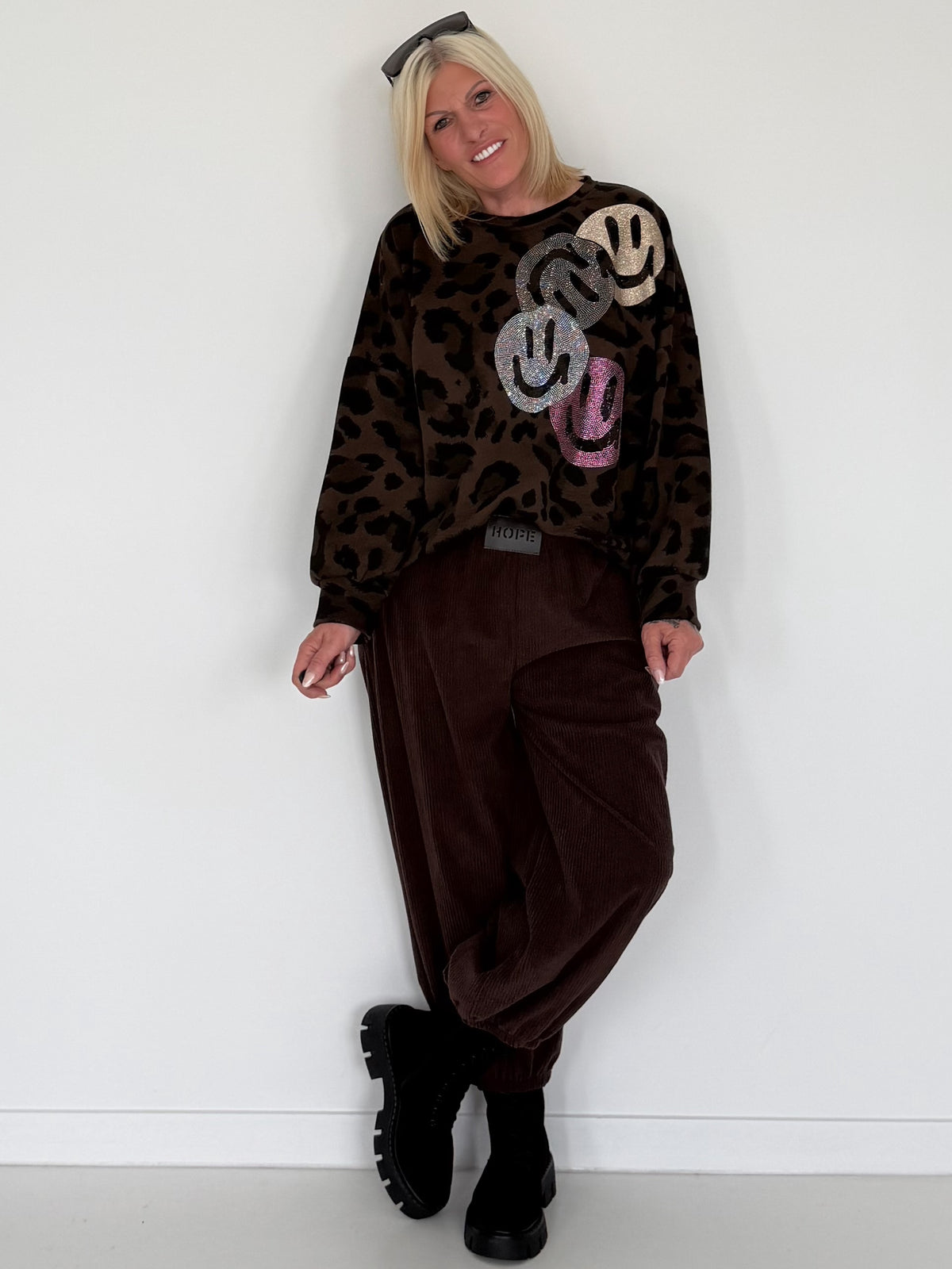 Sweater im Allover-Leo-Print mit Strass- und Glitzer Smileys - mokka-mehrfarbig