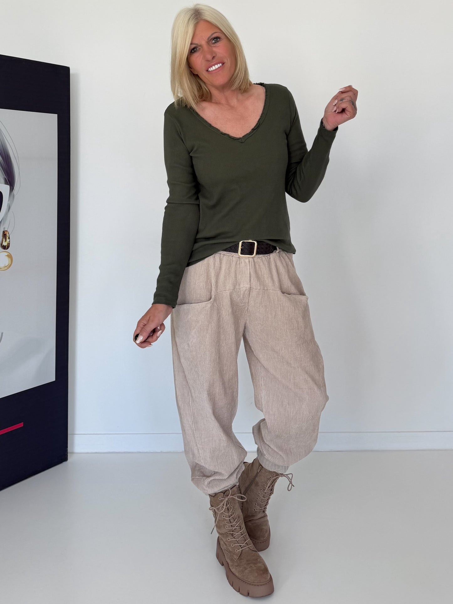 Rippshirt mit fransigem V-Ausschnitt - oliv