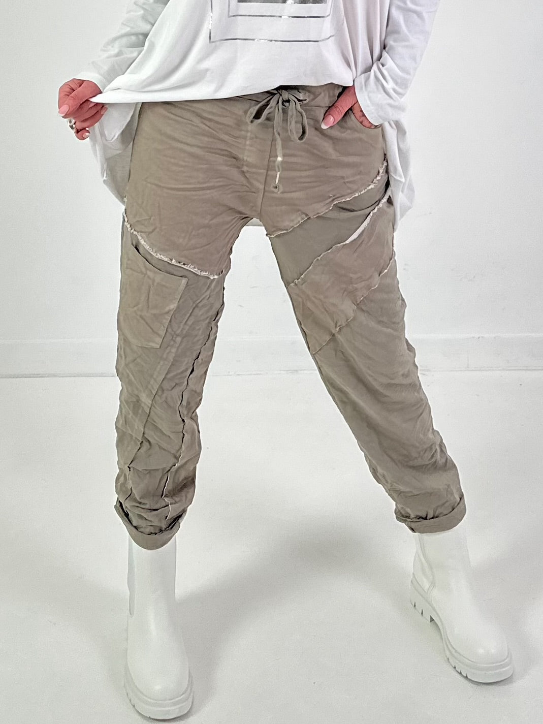 Hose Modell "Rough Flow" - taupe