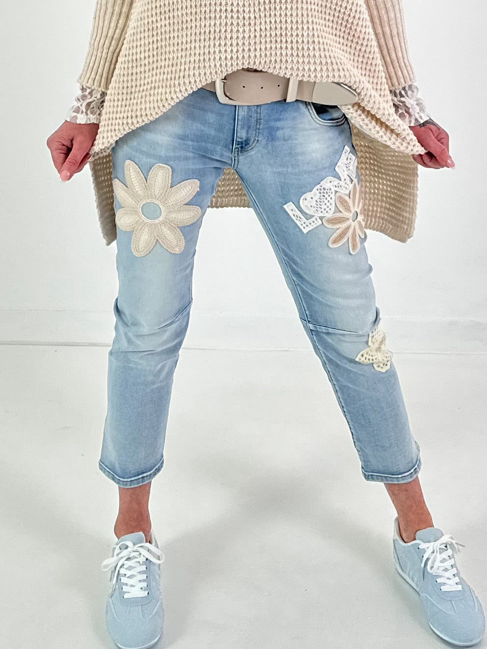 Jeans mit Häkel-Applikationen - denim