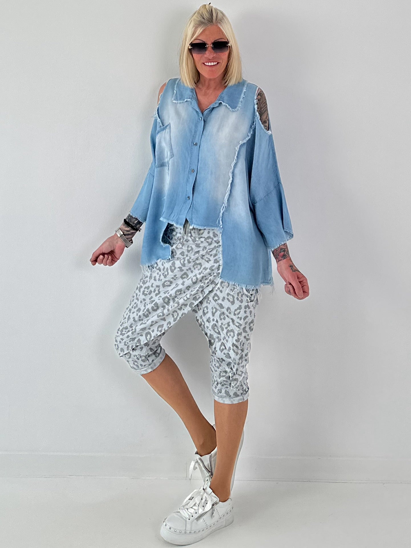Jeanshemd mit Cold Shoulder und fransigen Abschlüssen - hellblau