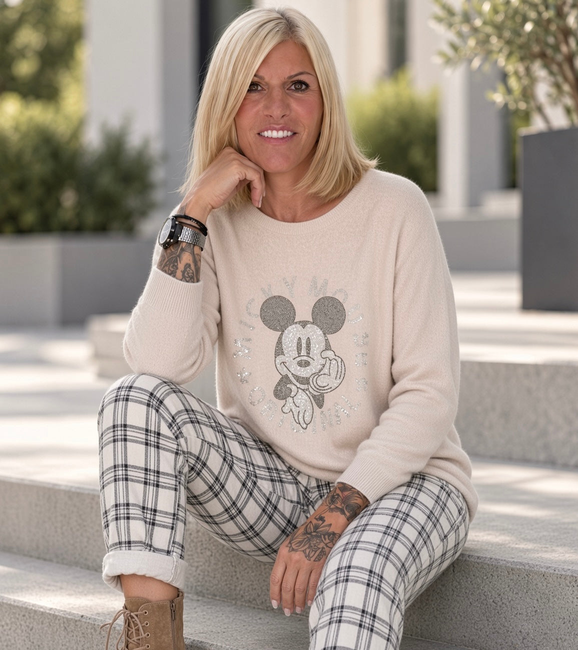 Pullover with rhinestone comic motif - beige