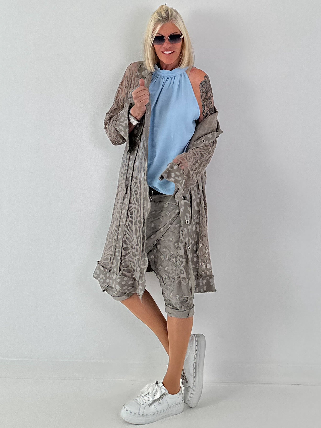 Jeansmantel mit Leo und floralem Netzeinsatz - taupe