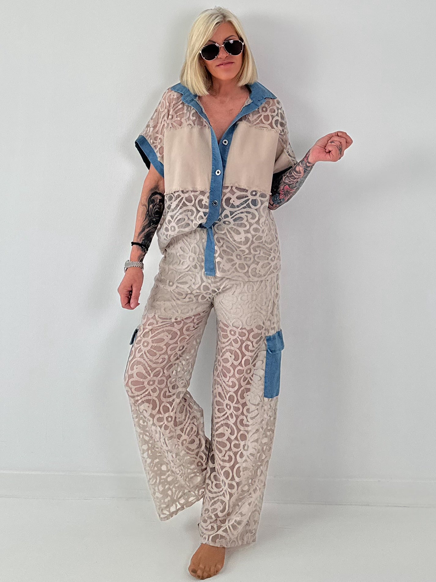 Ausgefallener Zweiteiler mit aufwendigen Denim Details- beige