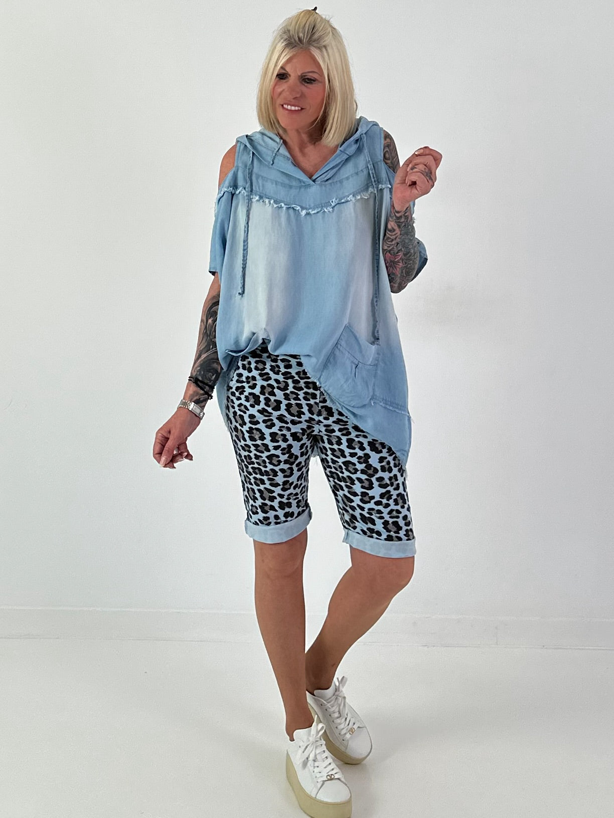 Jeansshirt mit Cut-Outs und Kapuze- hellblau