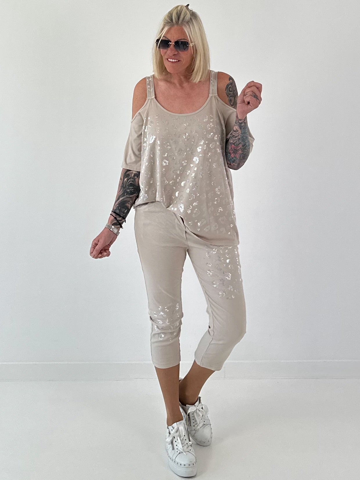 Shirt mit Cold Shoulder und Leo Strass - beige