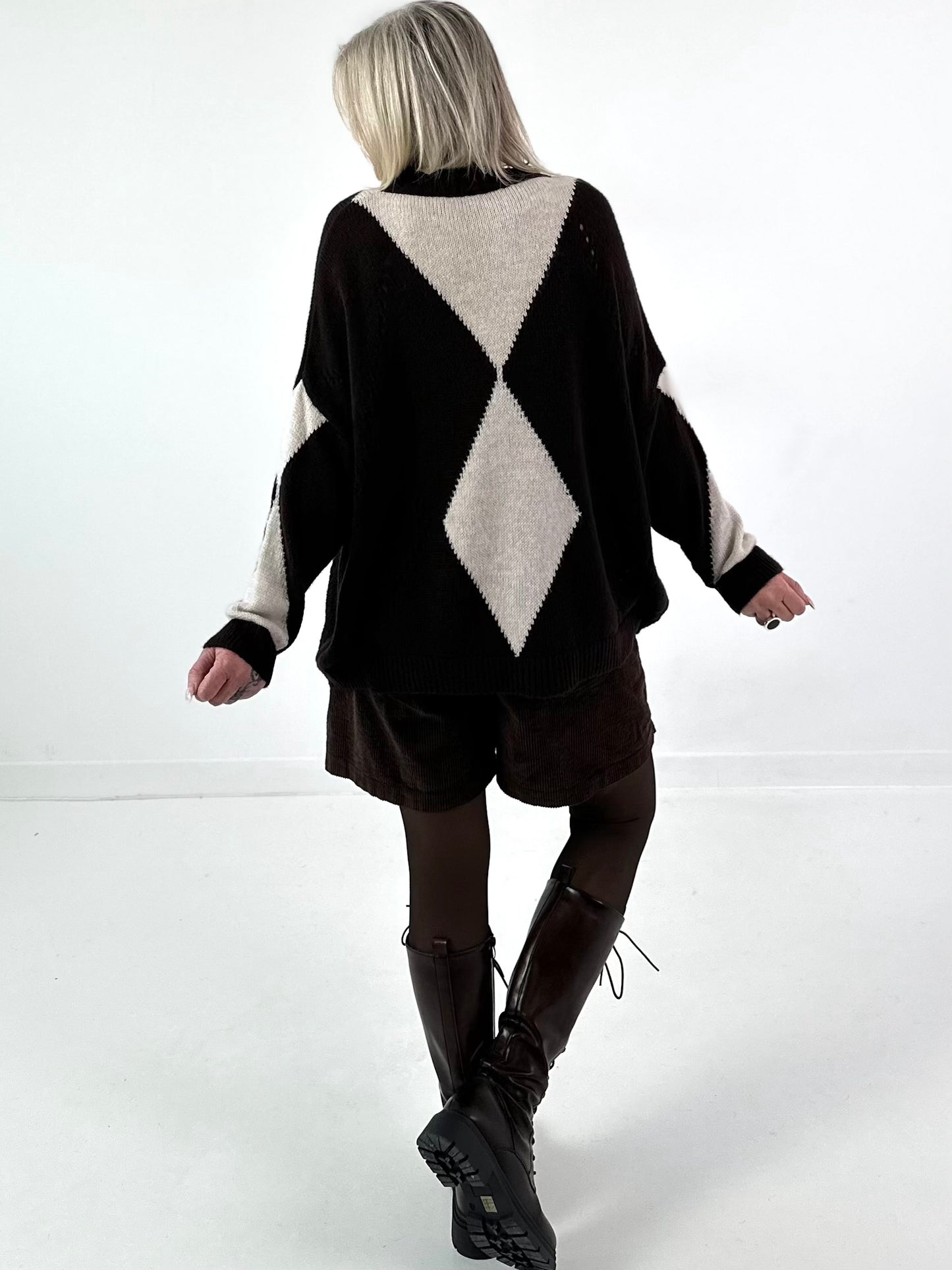 Sweater model "Geometric Glow" - coffee-beige