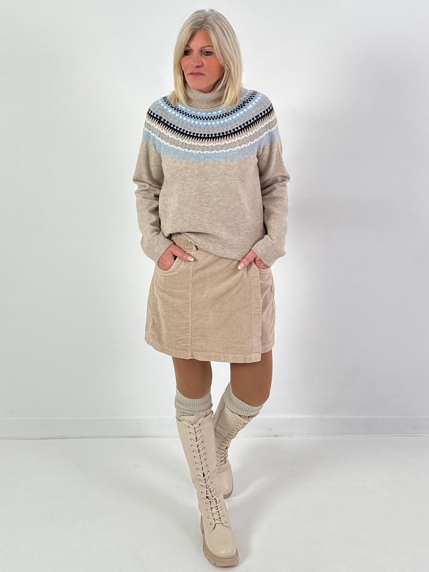 Turtleneck sweater model "Scandinavian Shine" - beige-blue