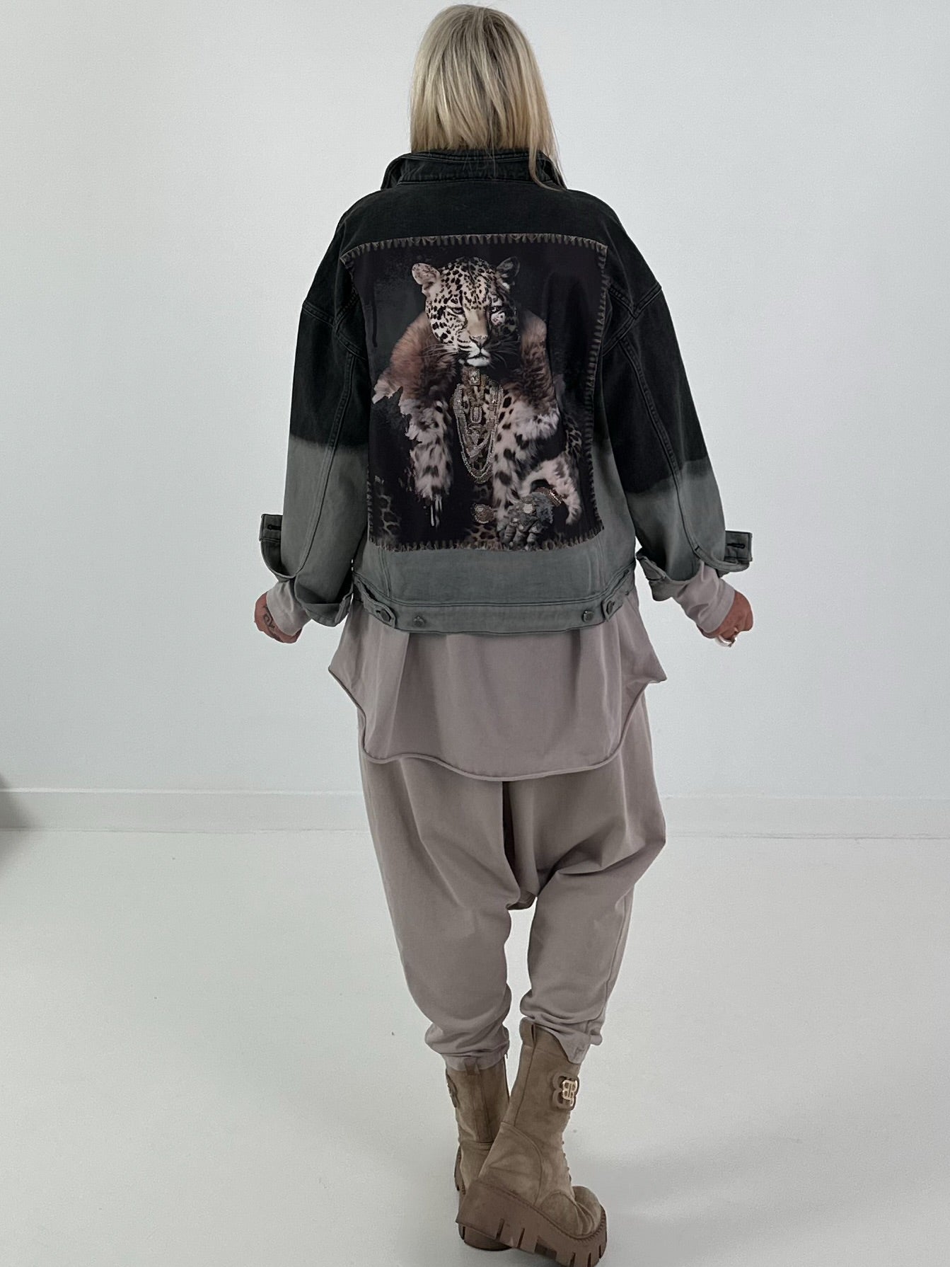 Stylische Jacke mit Farbverlauf und großem Rückenpatch - schwarz - grau