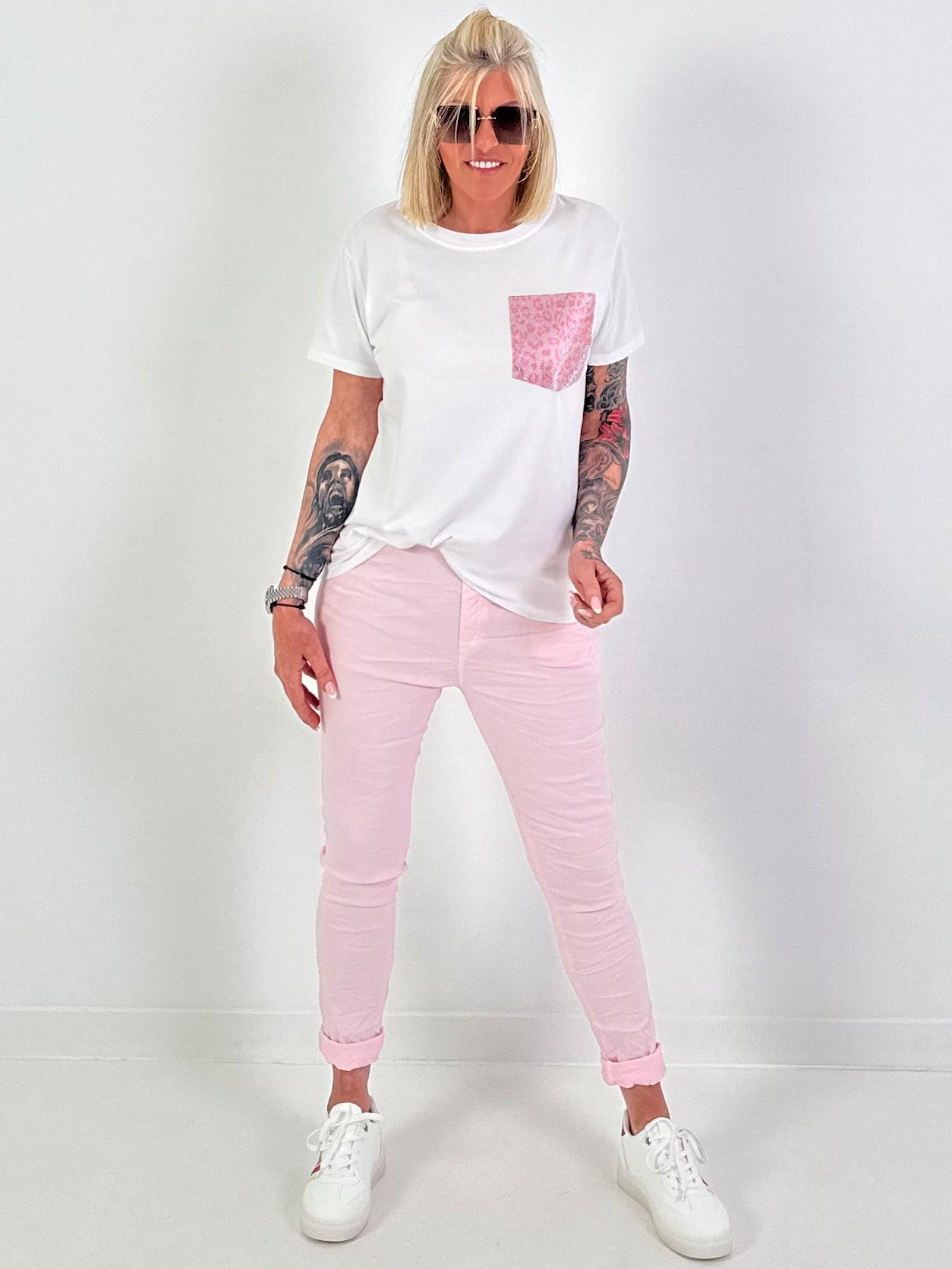 T-shirt with sequin leopard patch - white-pink