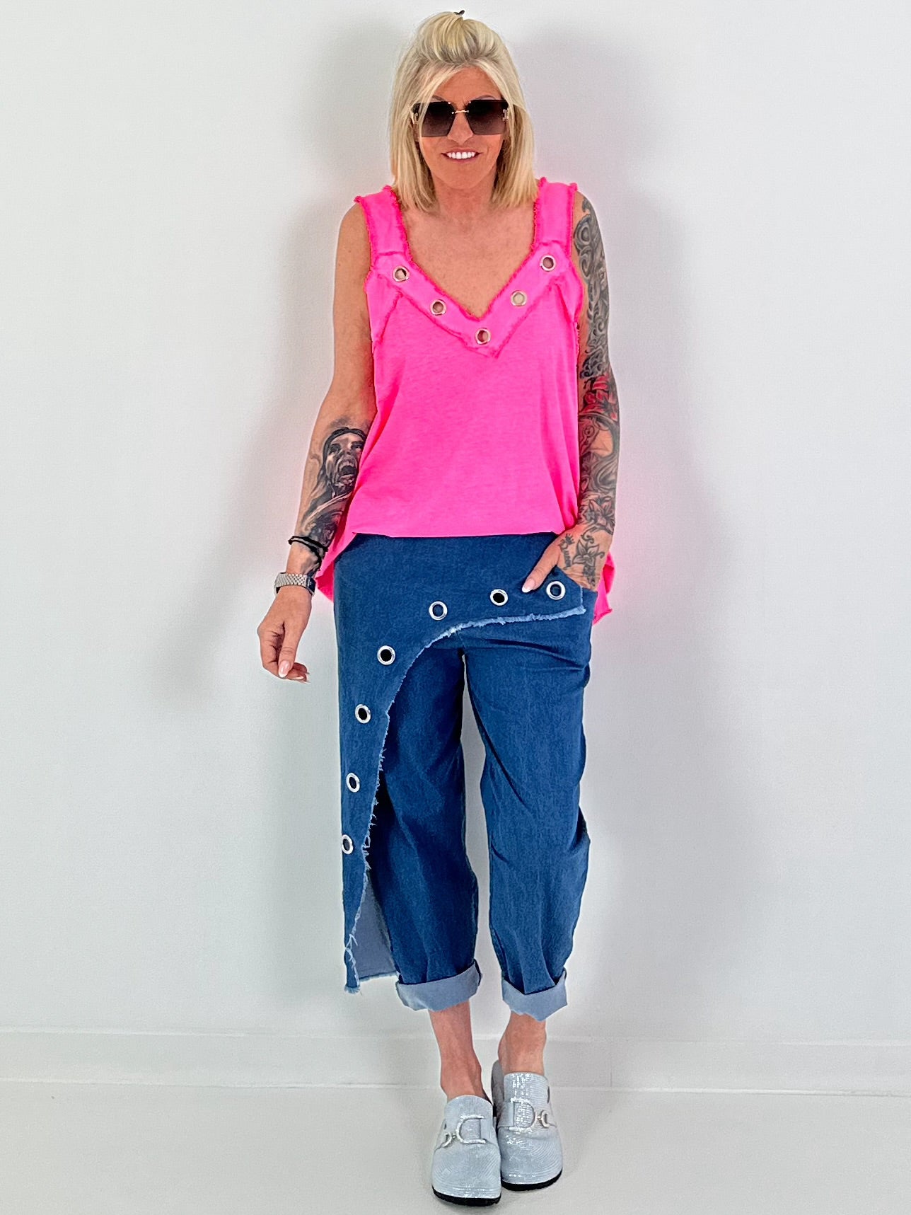 Oversized Top mit silbernen Ösen - neonpink
