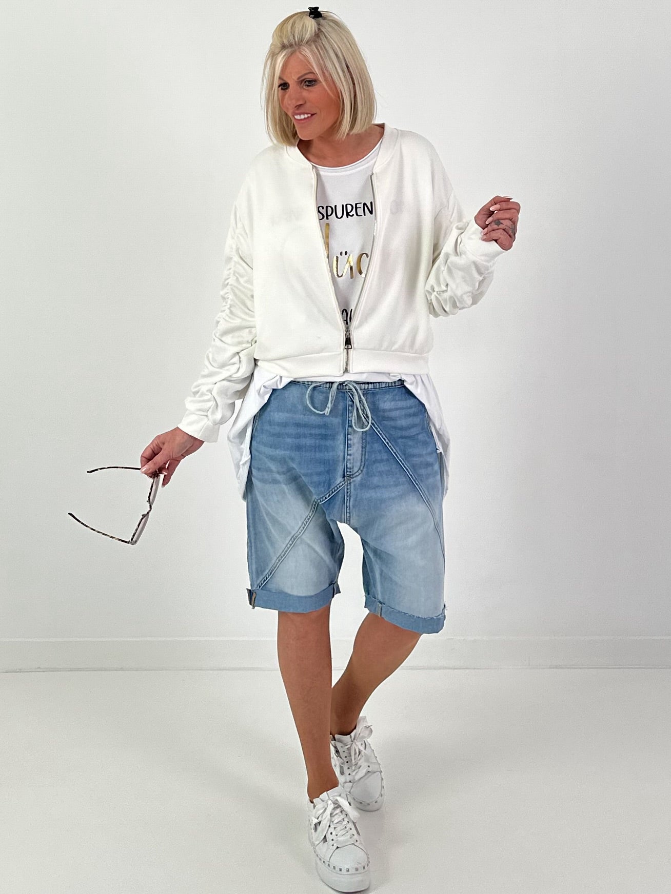 Bomberjacke mit gerafftem Arm - weiss