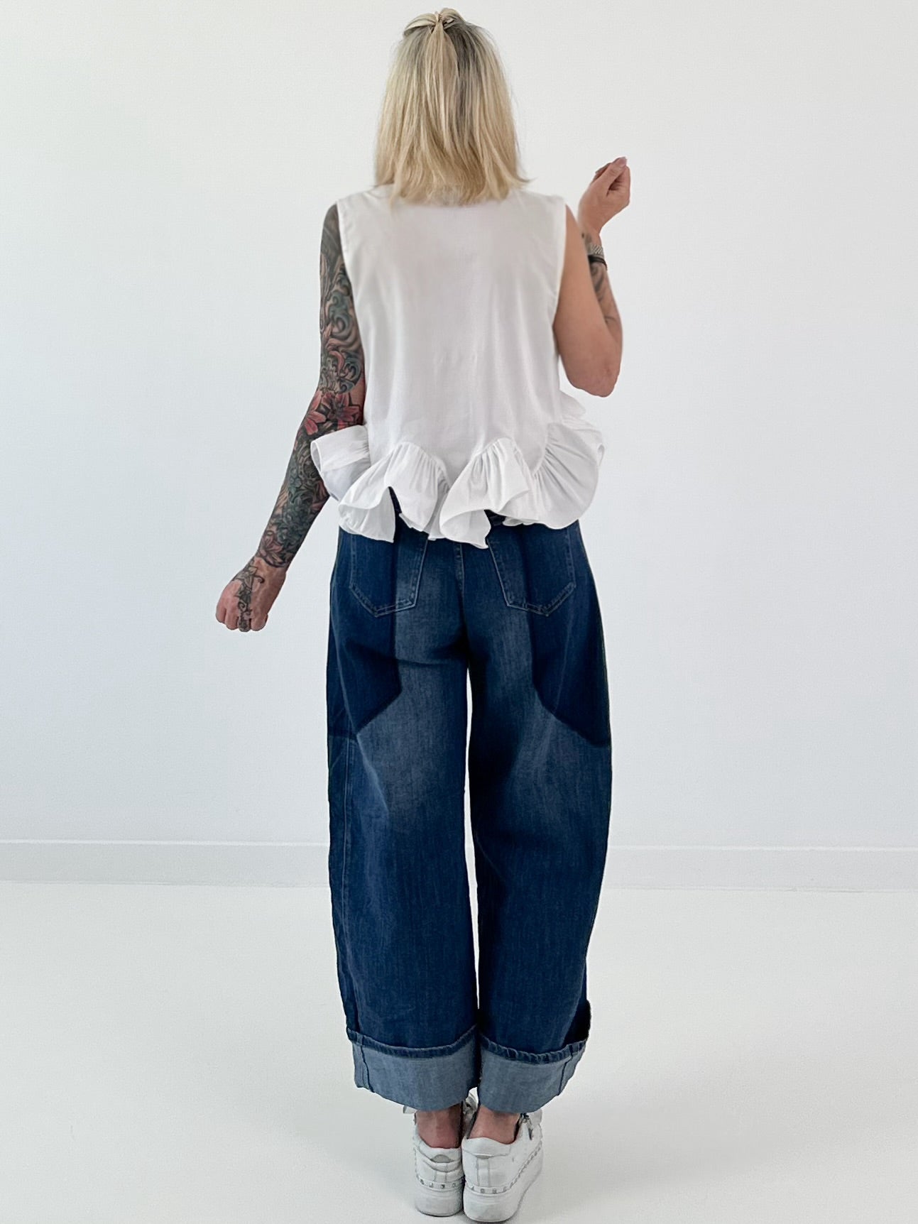 Ärmellose Bluse mit Volants  - weiss