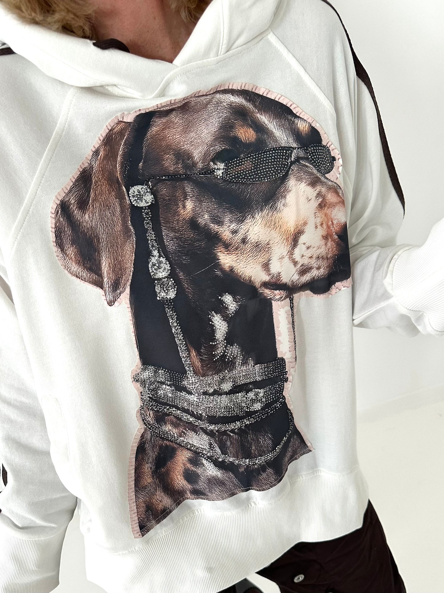 Stylisches Sweatshirt  mit großem Patch Dog - weiss