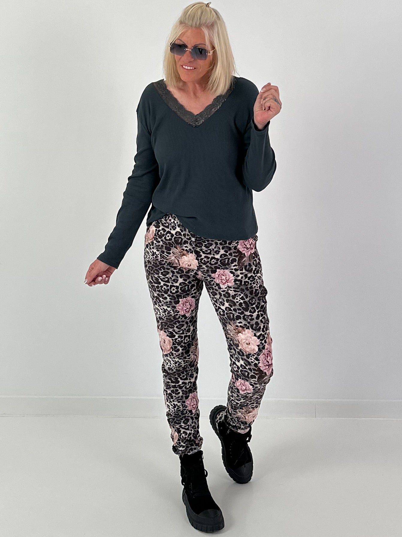 Ripp Shirt mit V-Neck und Spitzendetails - anthrazit