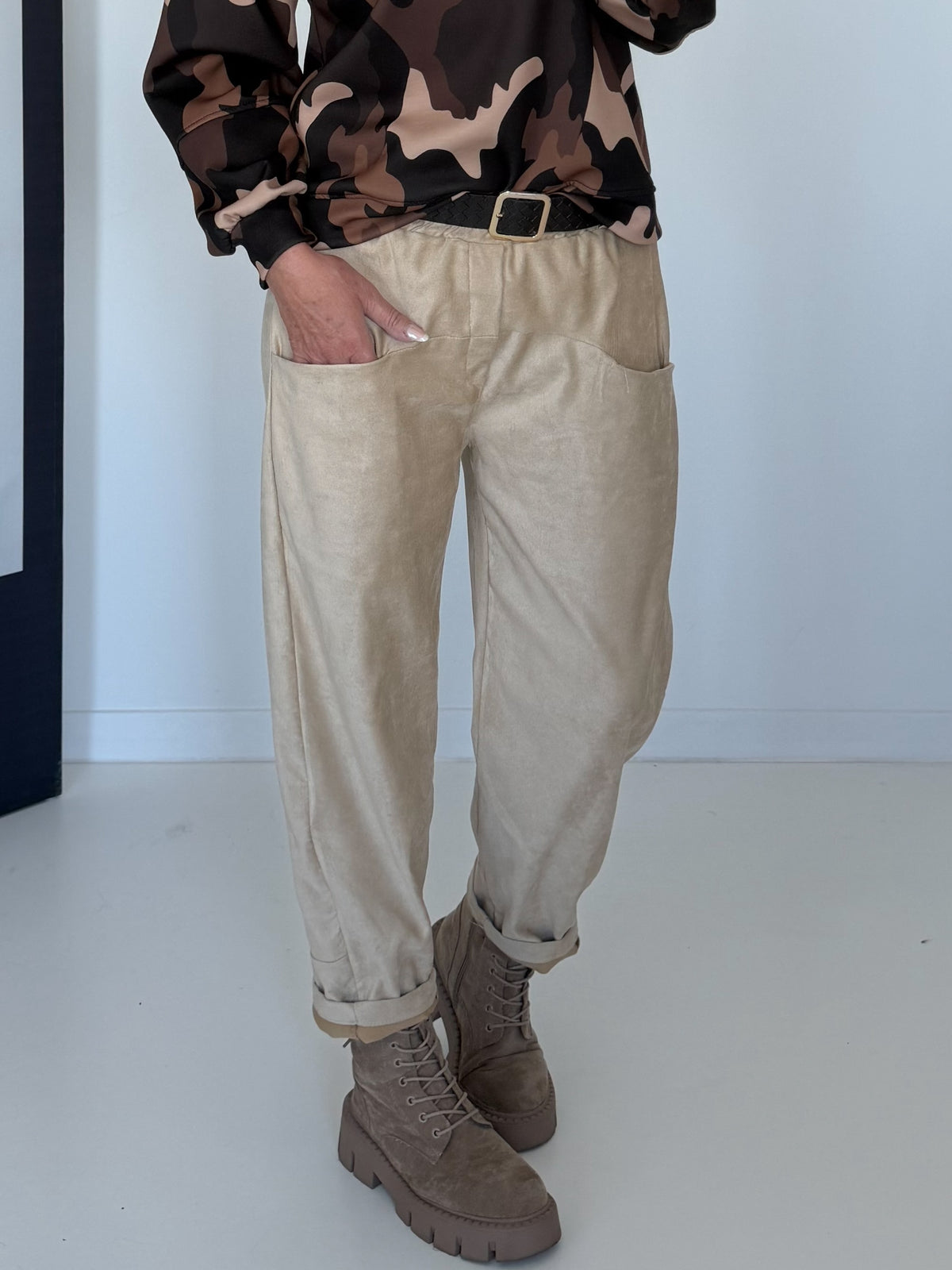 Hose in Wildleder-Optik mit Gürtel - sand