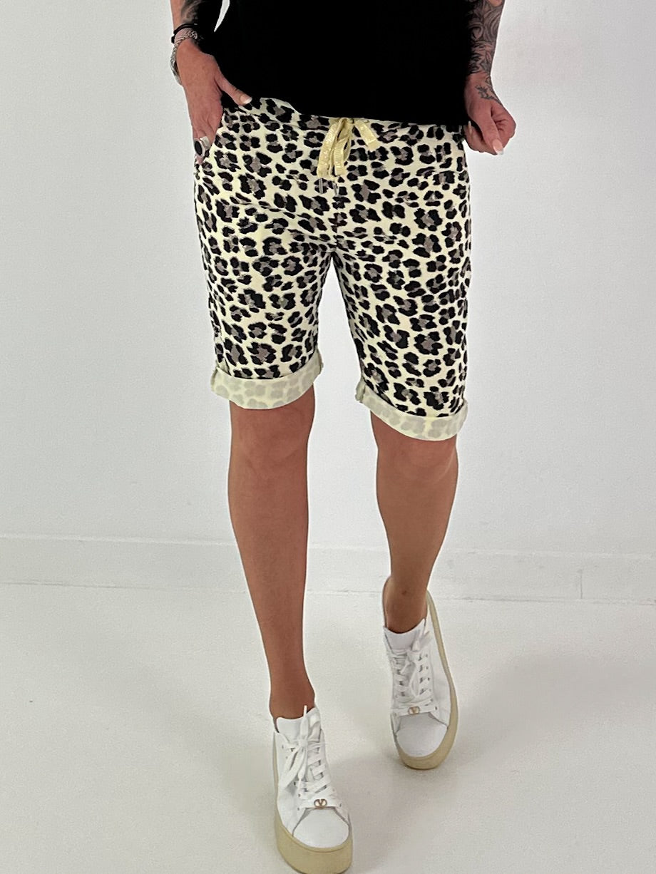 Kurze Hose im Leo Look- gelb