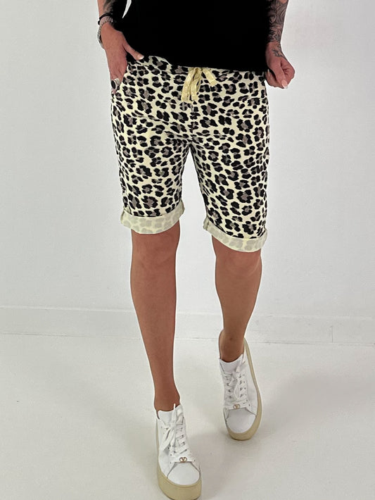 Kurze Hose im Leo Look- gelb