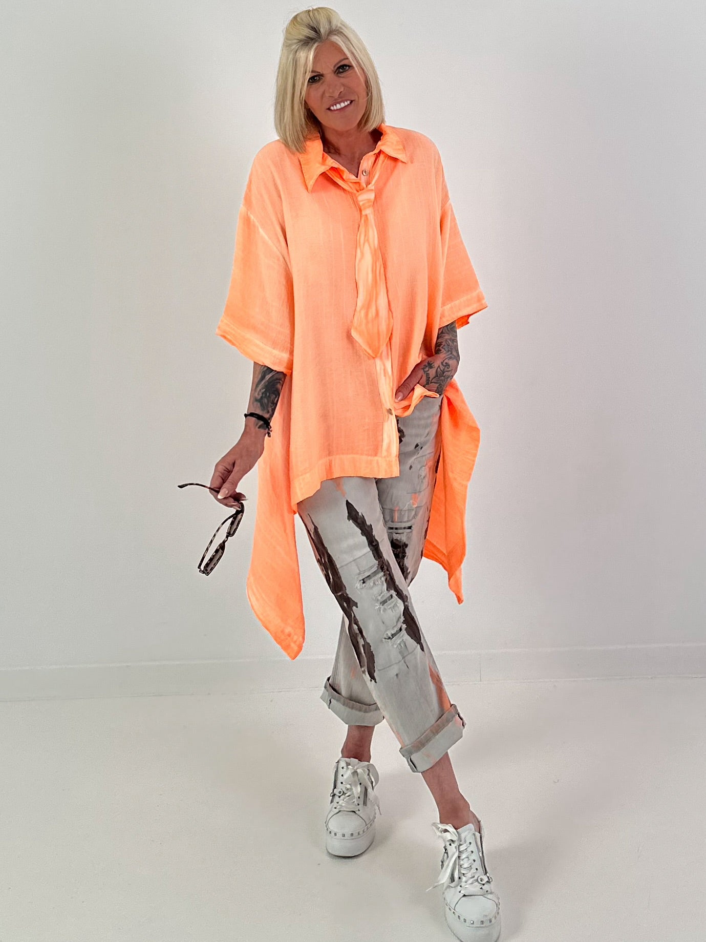 Jeans mit Batikmuster - grau-neonorange-dunkelbraun