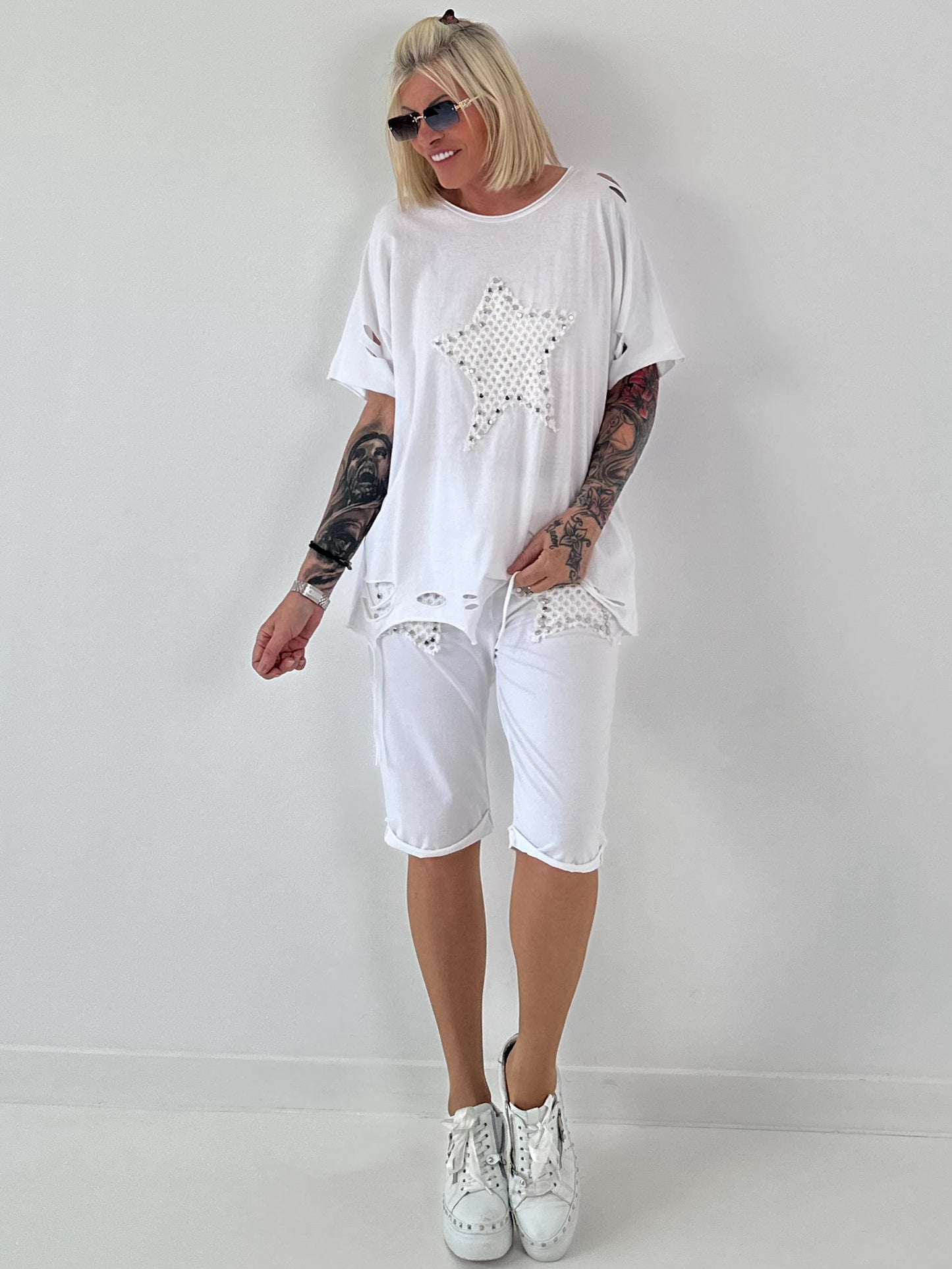 Sweat Short mit Häkelstern und  Nieten - weiss