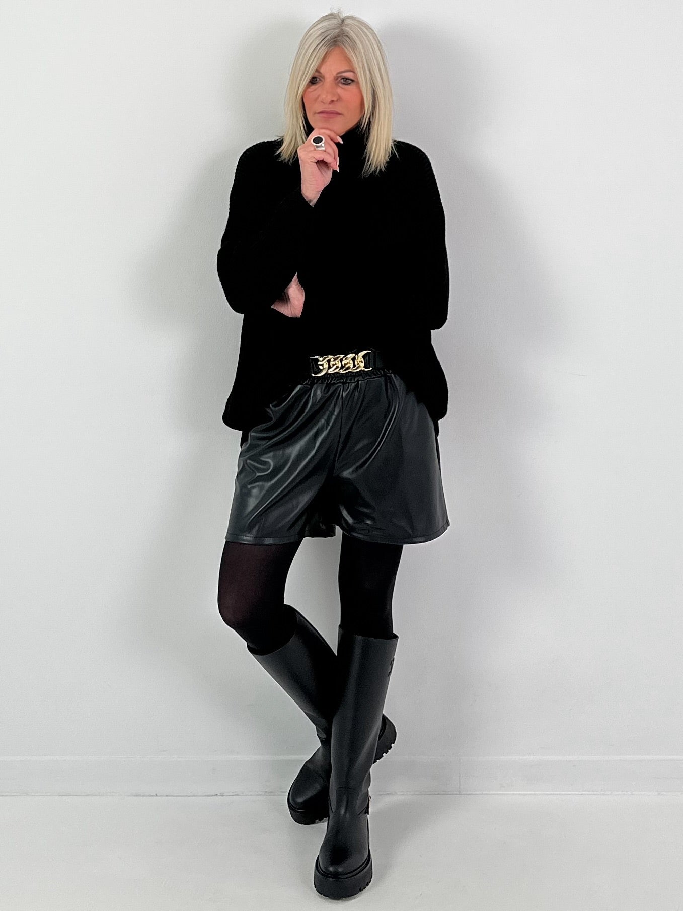 Shorts in Lederoptik Modell "Chain Affair" - schwarz