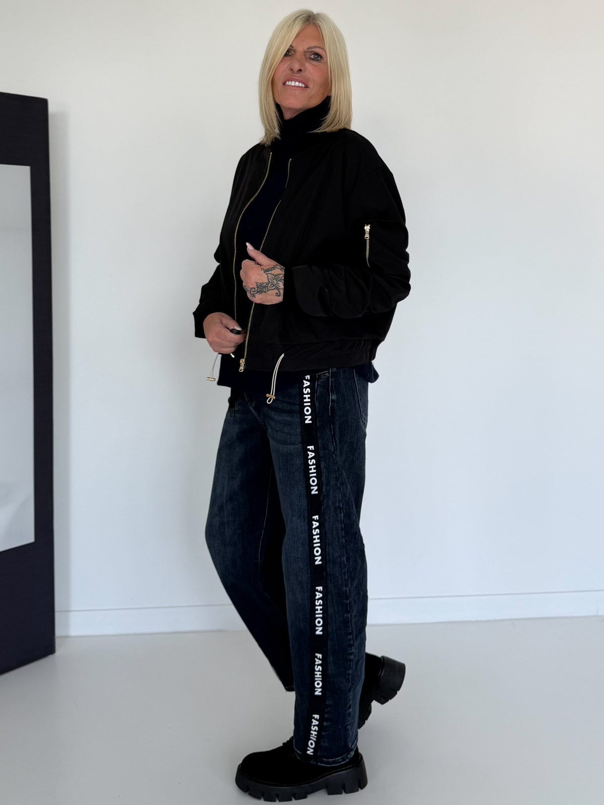 Bomberjacke mit gerafften Ärmeln - schwarz