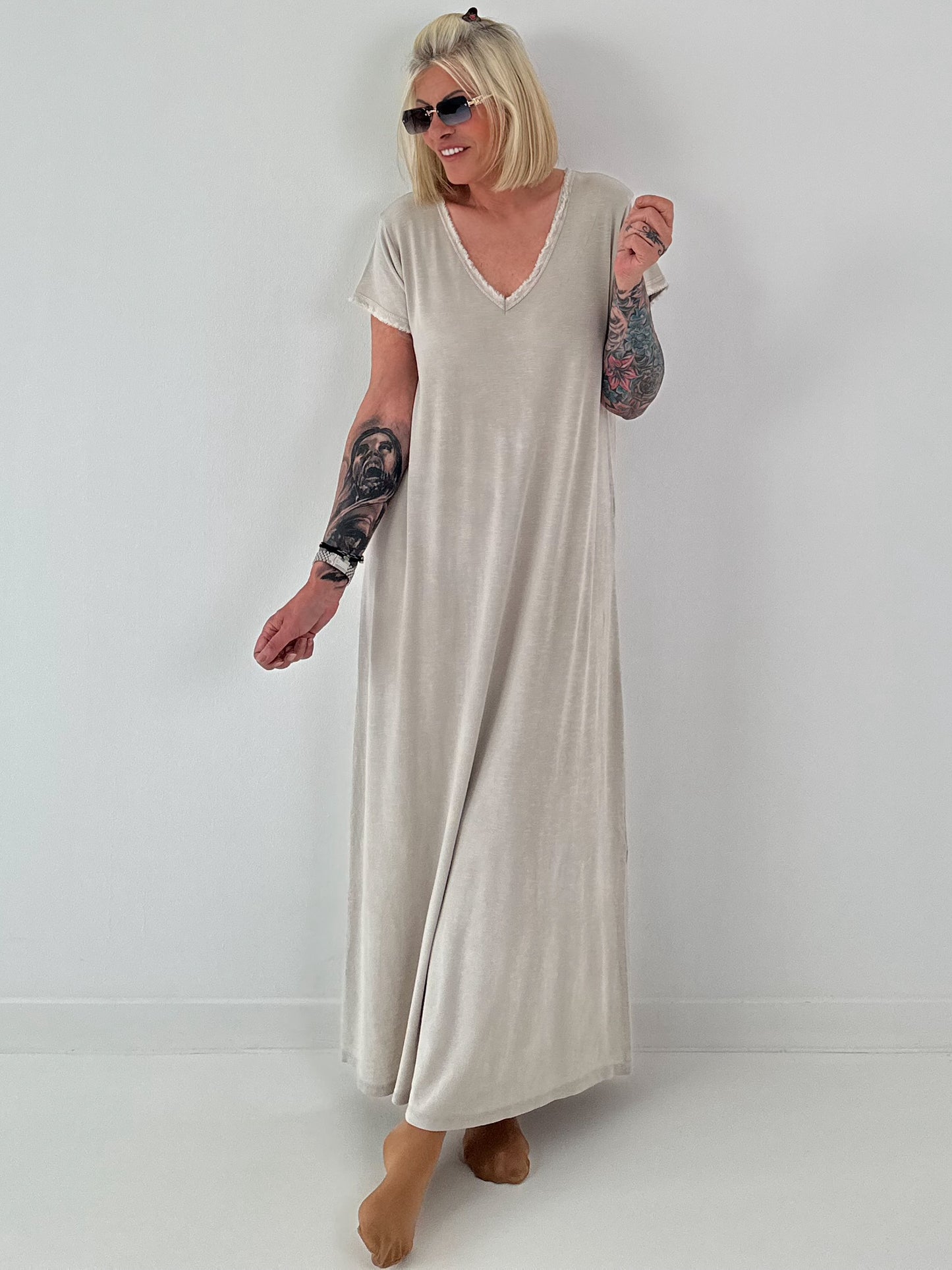 Maxi Kleid mit fransigen Abschlüssen - beige