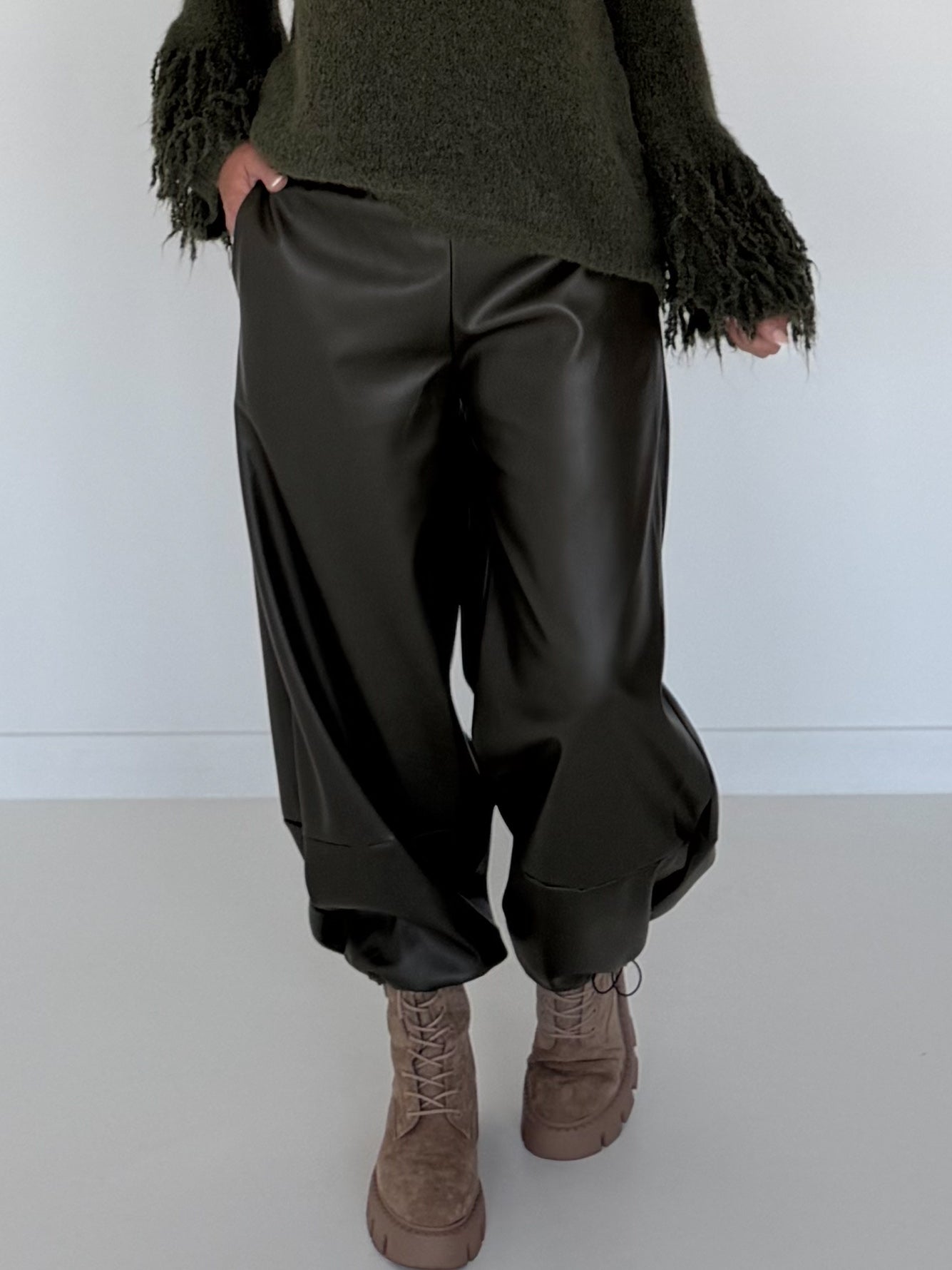 Vegane Lederhose 2 Looks - oliv