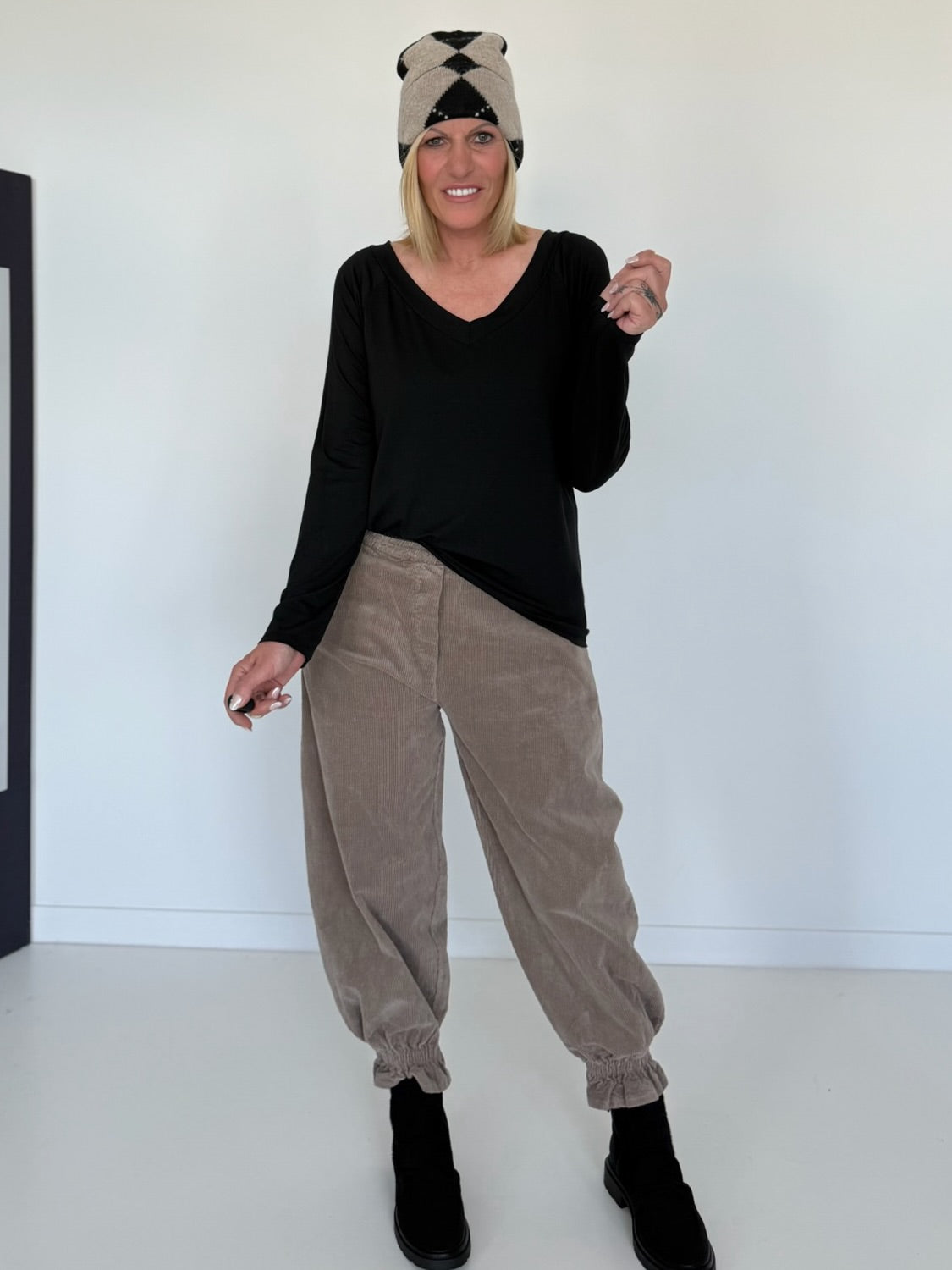 Basic Shirt mit V-Neck - schwarz