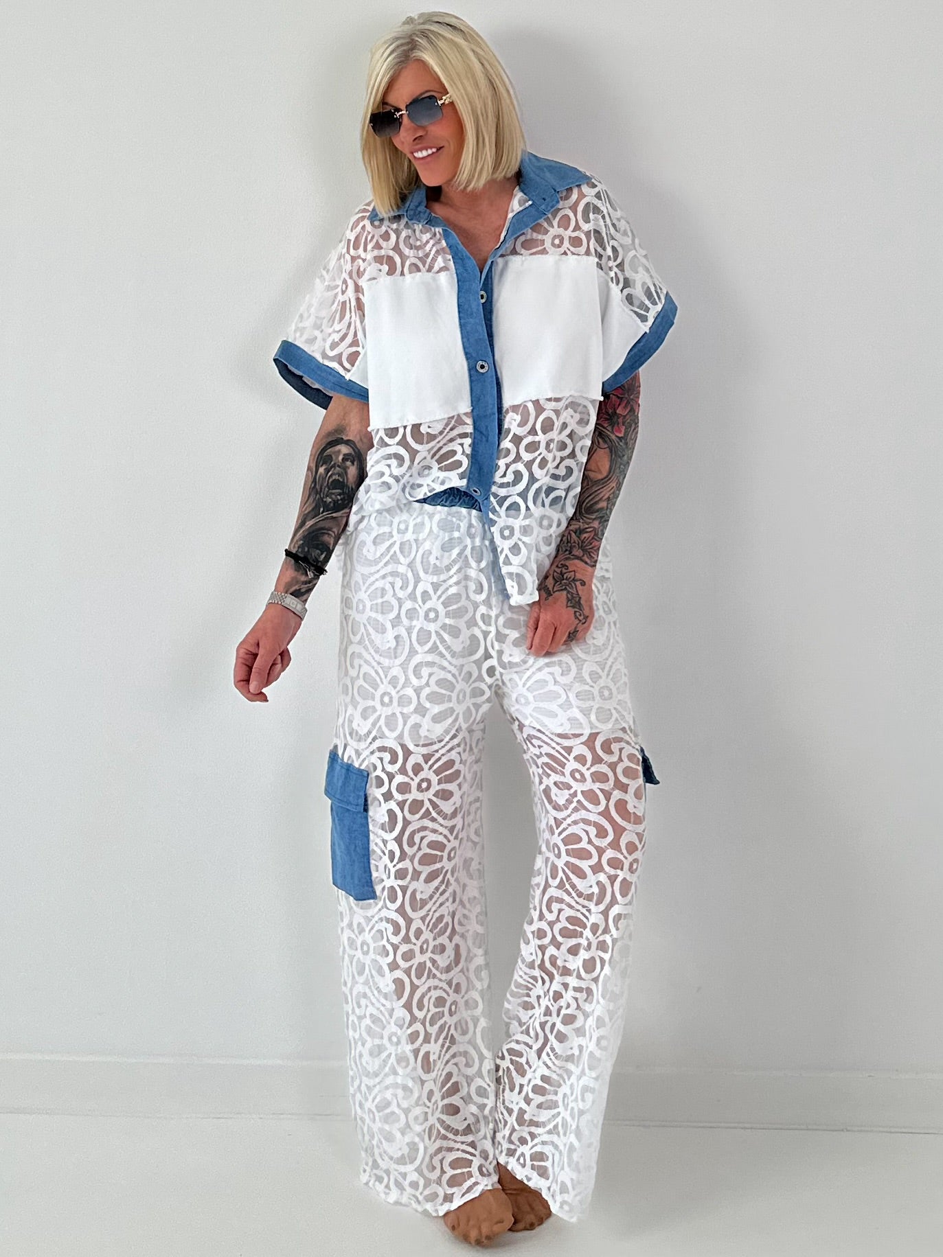 Ausgefallener Zweiteiler mit aufwendigen Denim Details- weiss