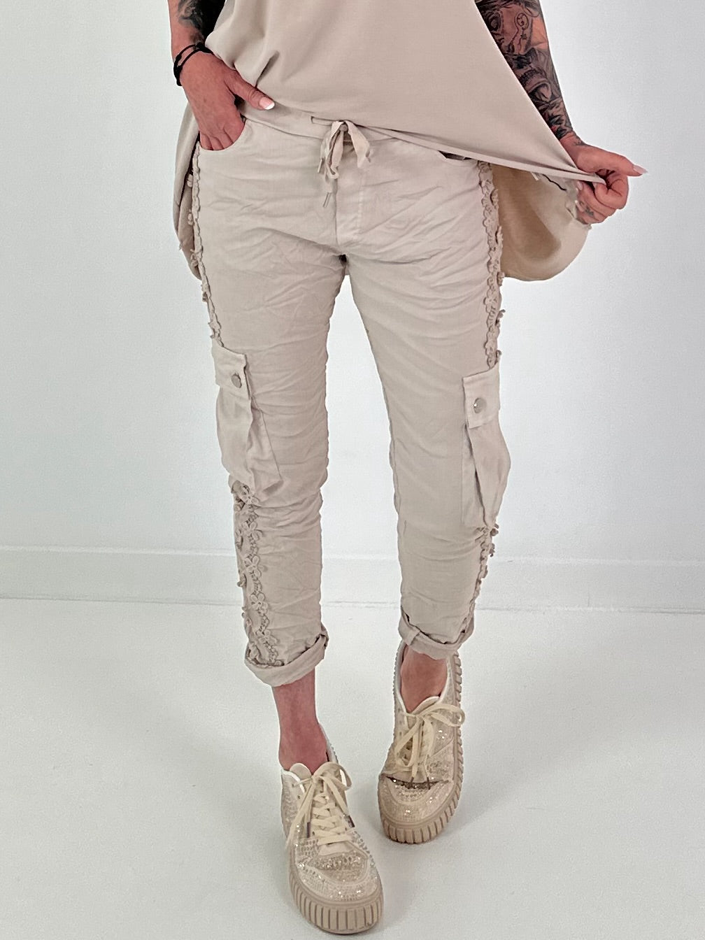 Trousers with crochet flowers and patch pockets - beige