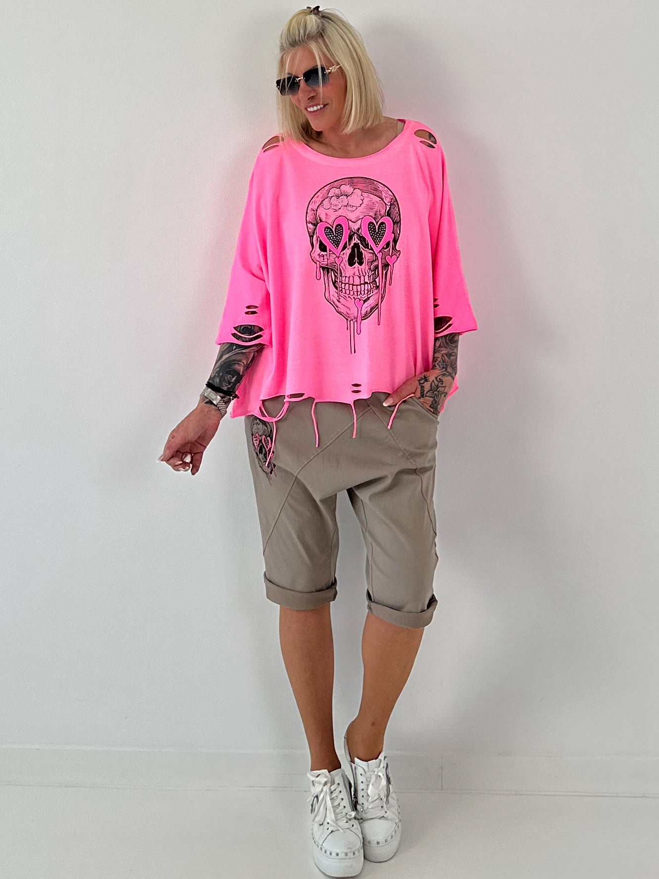 Oversized Shirt mit Cut Outs und Skull - neonpink